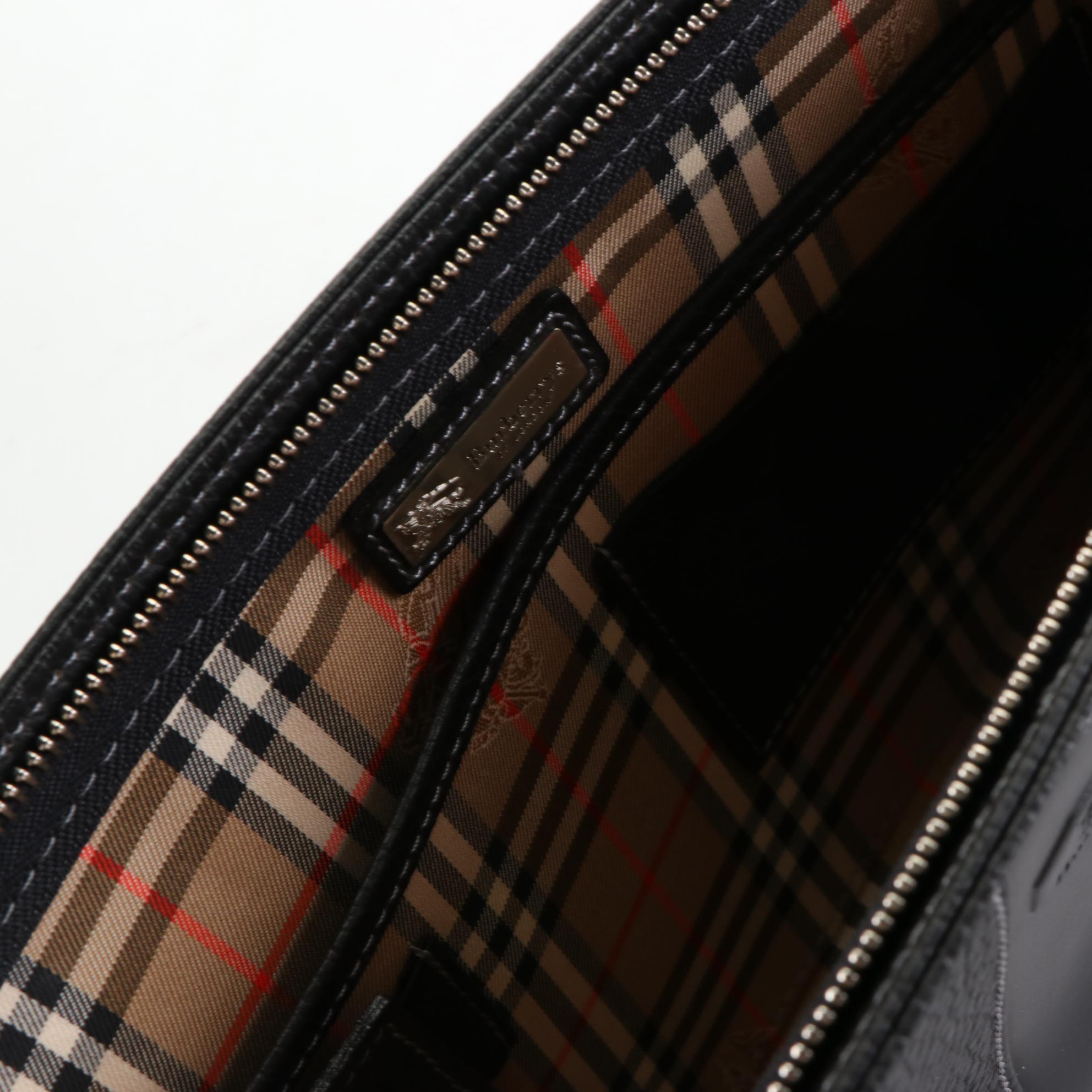 Burberrys Zip Wristlet Clutch in Grain/Smooth Leather with Contrast Stitching