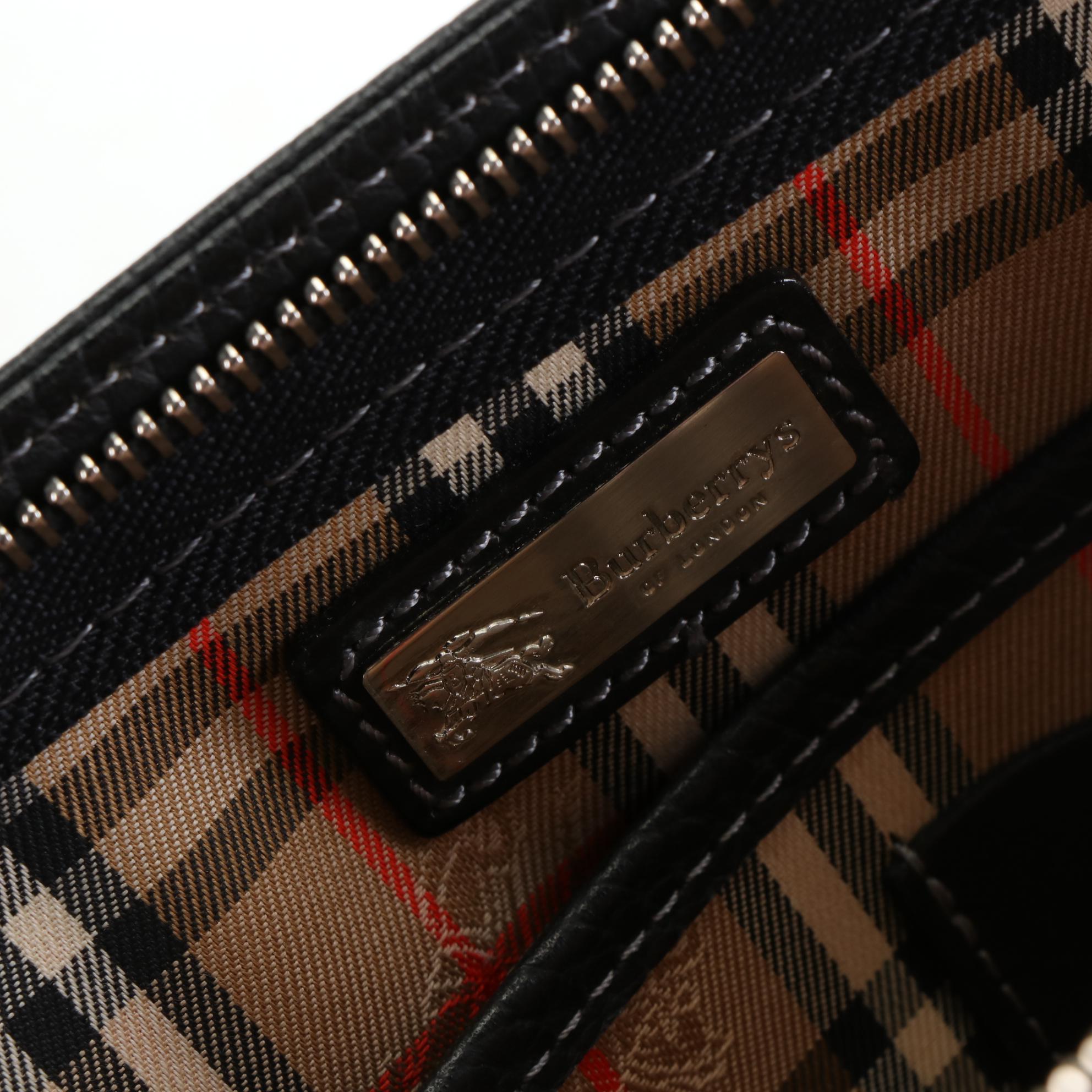 Burberrys Zip Wristlet Clutch in Grain/Smooth Leather with Contrast Stitching