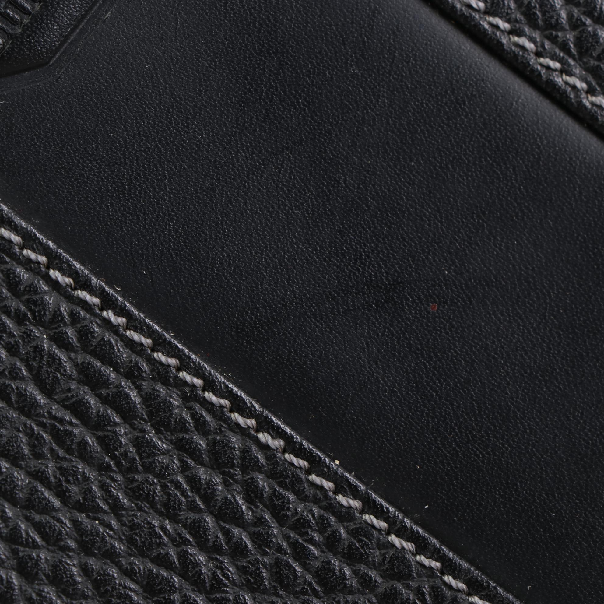 Burberrys Zip Wristlet Clutch in Grain/Smooth Leather with Contrast Stitching