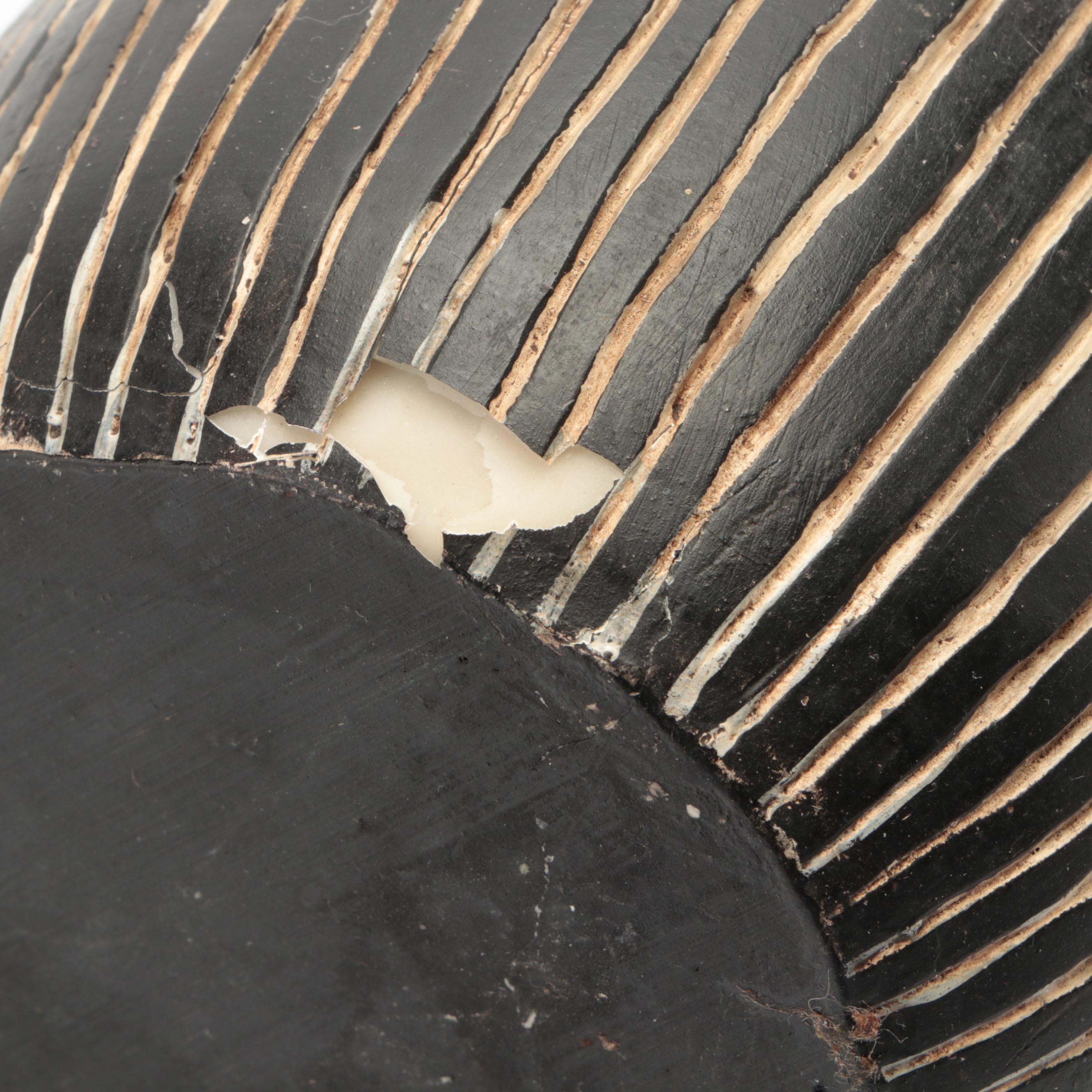 Wooden Dimple Vase with Other Carved Wooden and Resin Vase