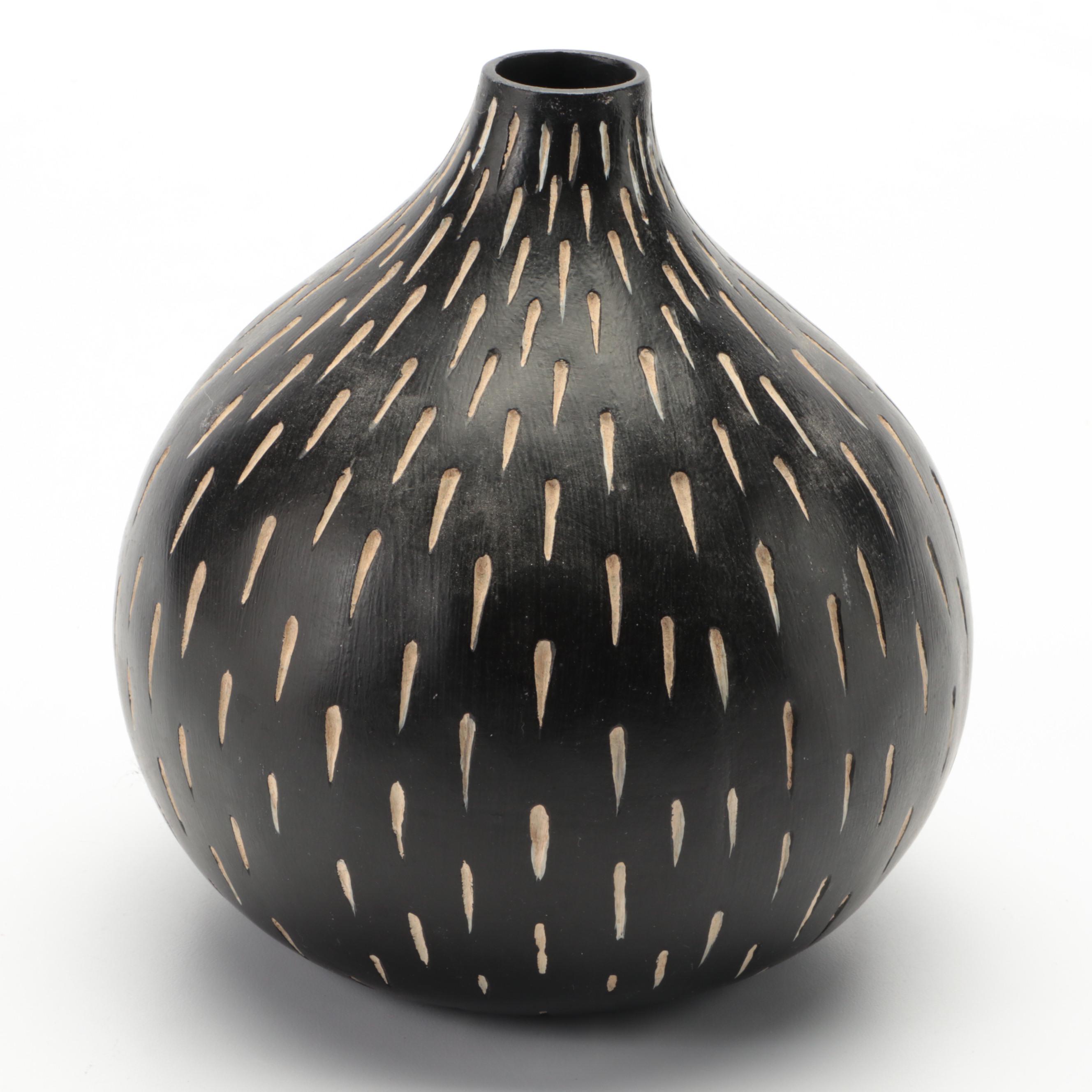 Wooden Dimple Vase with Other Carved Wooden and Resin Vase