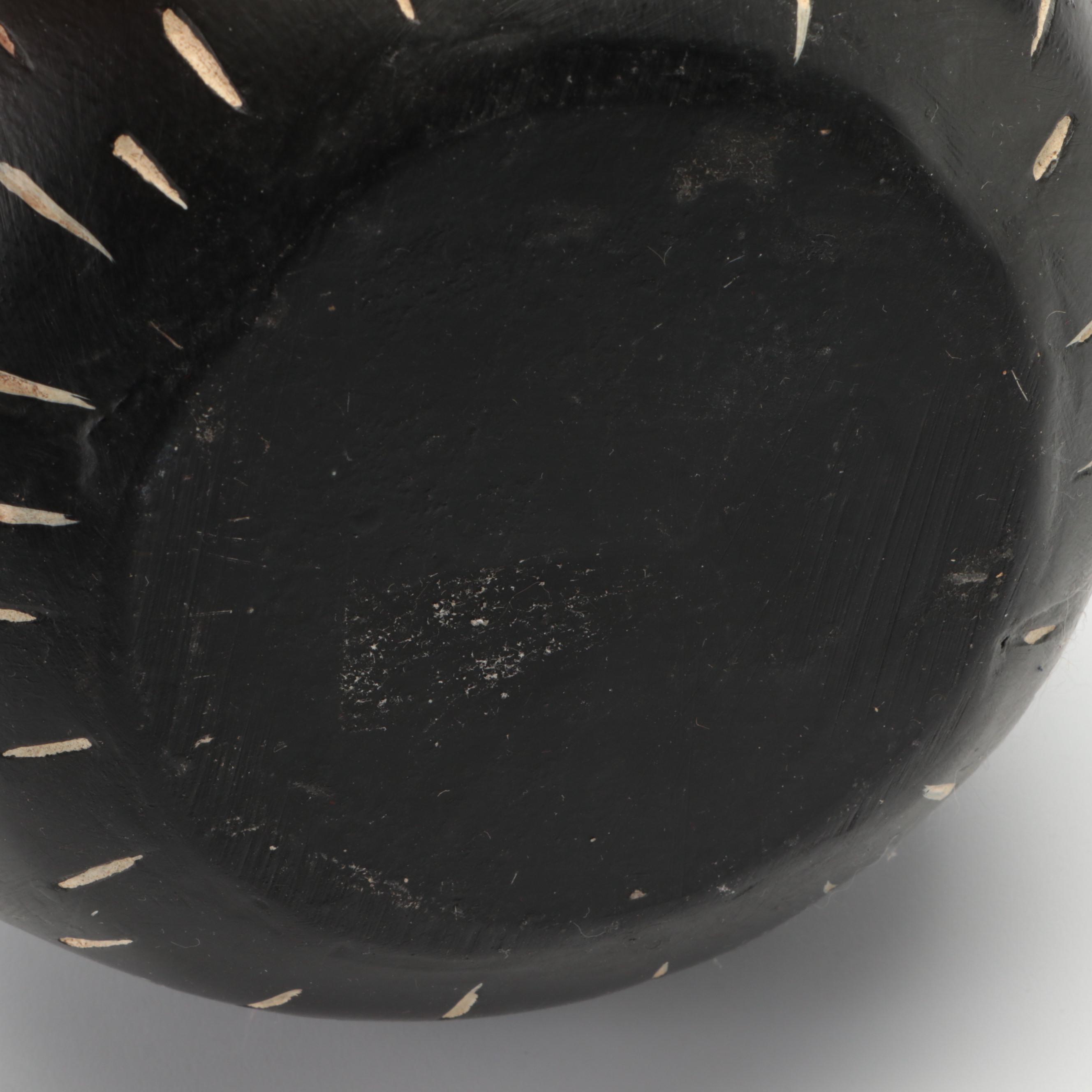 Wooden Dimple Vase with Other Carved Wooden and Resin Vase