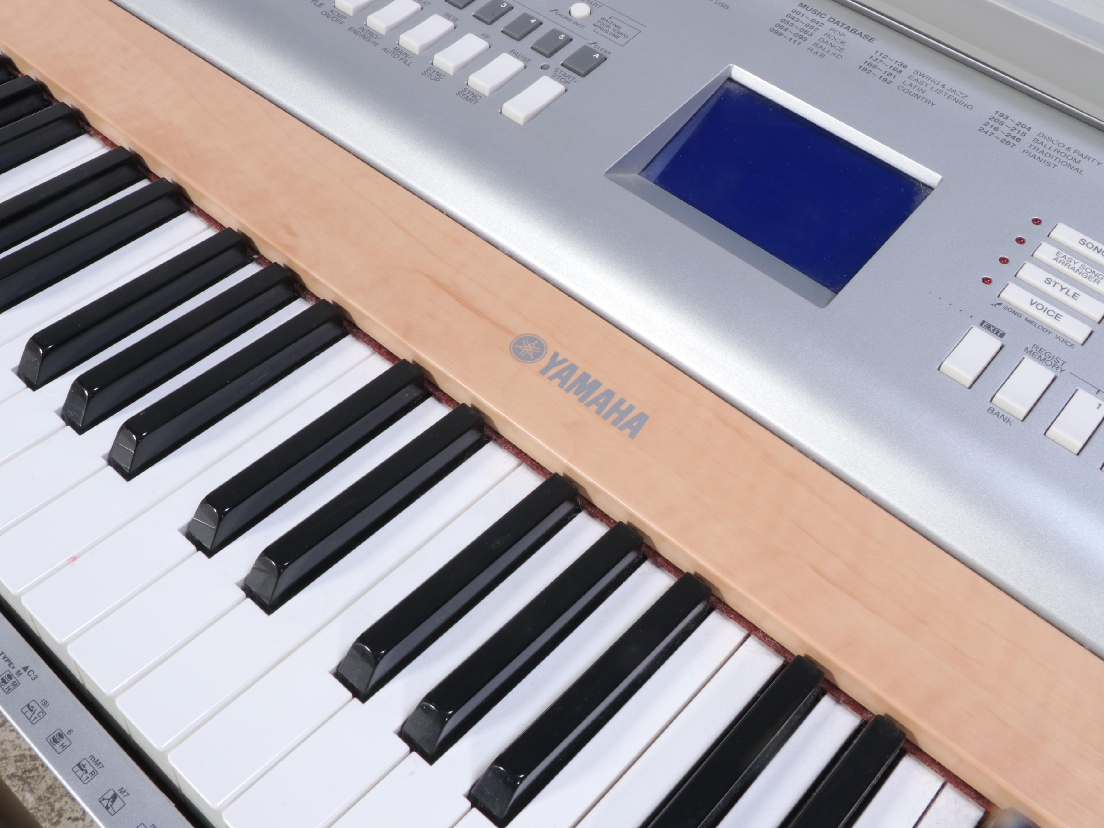 Yamaha DGX-620 Portable Grand Digital Piano with Bench