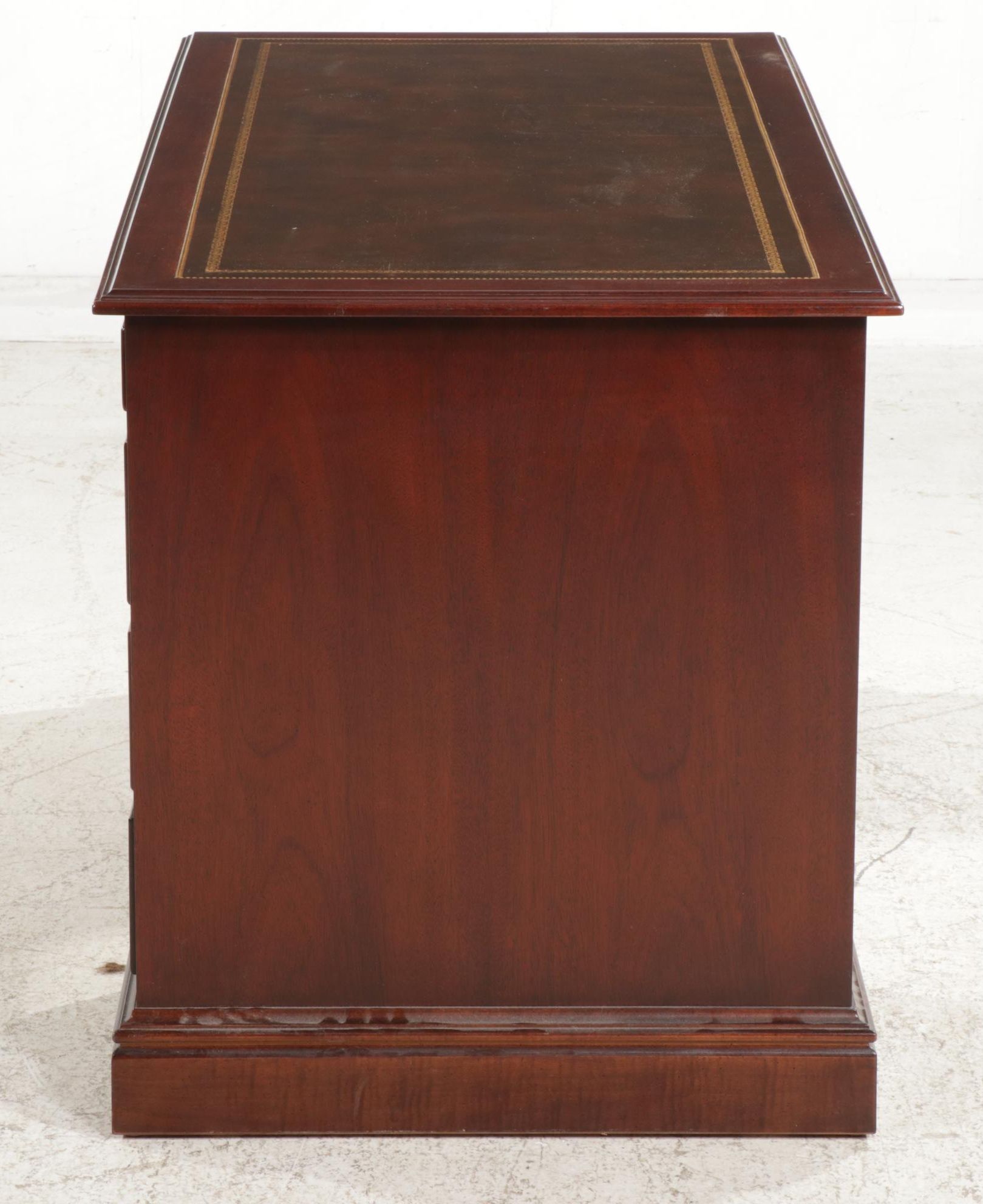 Sligh George III Style Mahogany Pedestal Desk