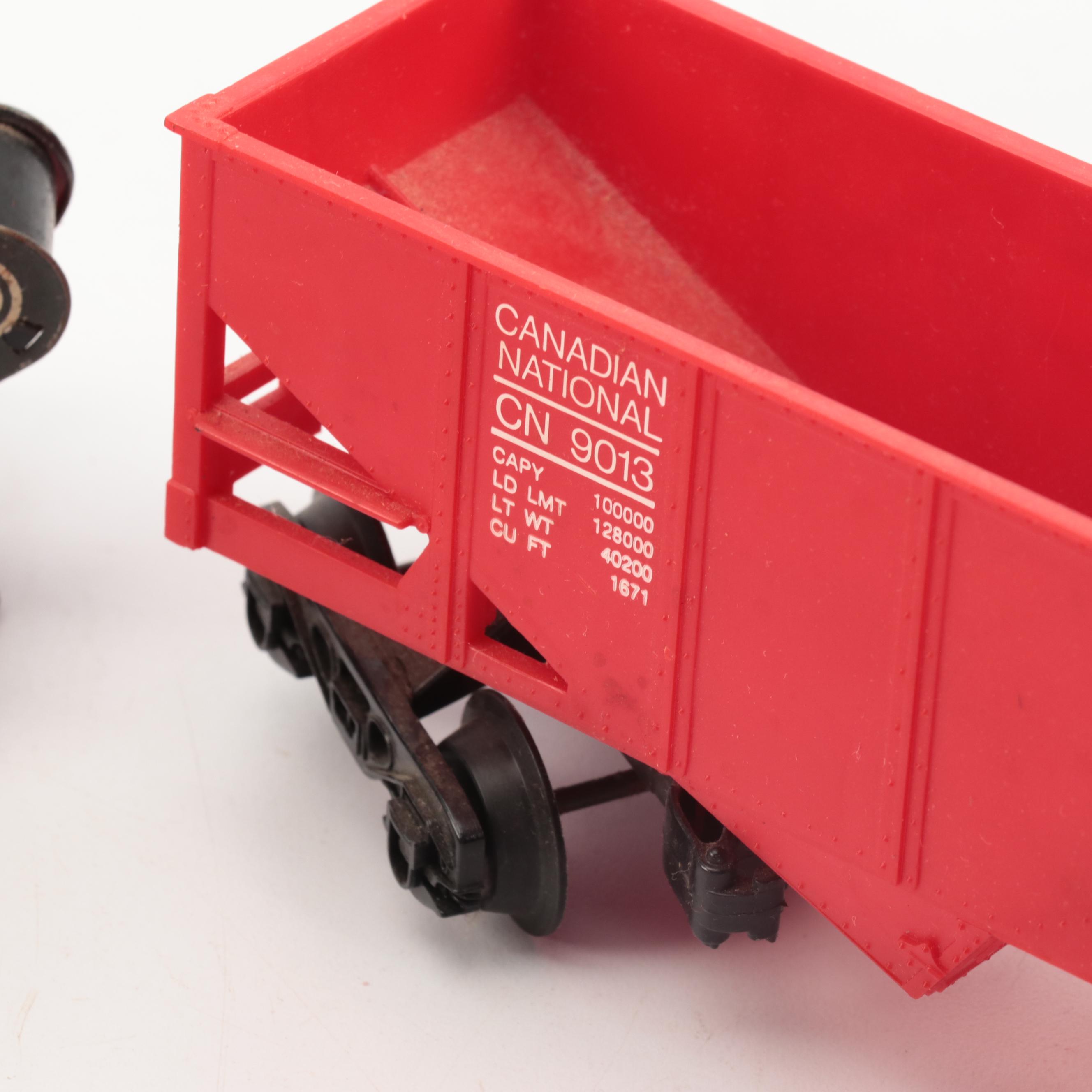 Lionel O Scale Locomotive and Cars with Model Building and Crane