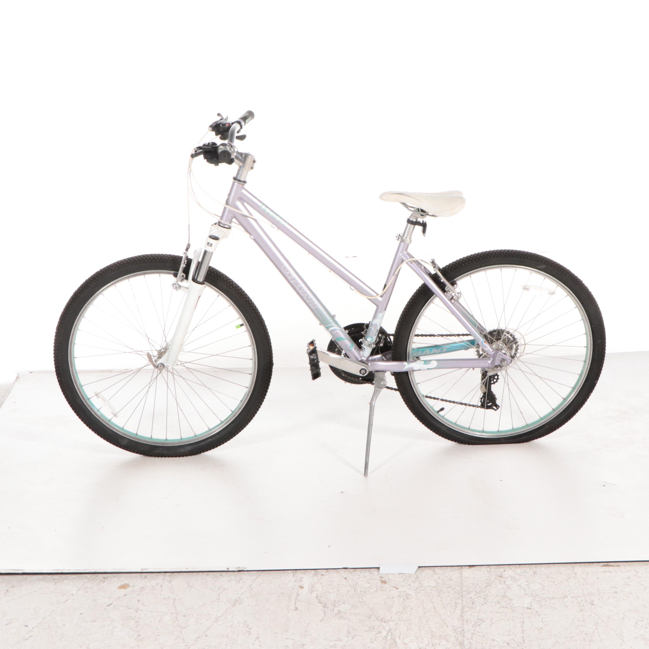 Giant SR Suntour Mountain Bicycle