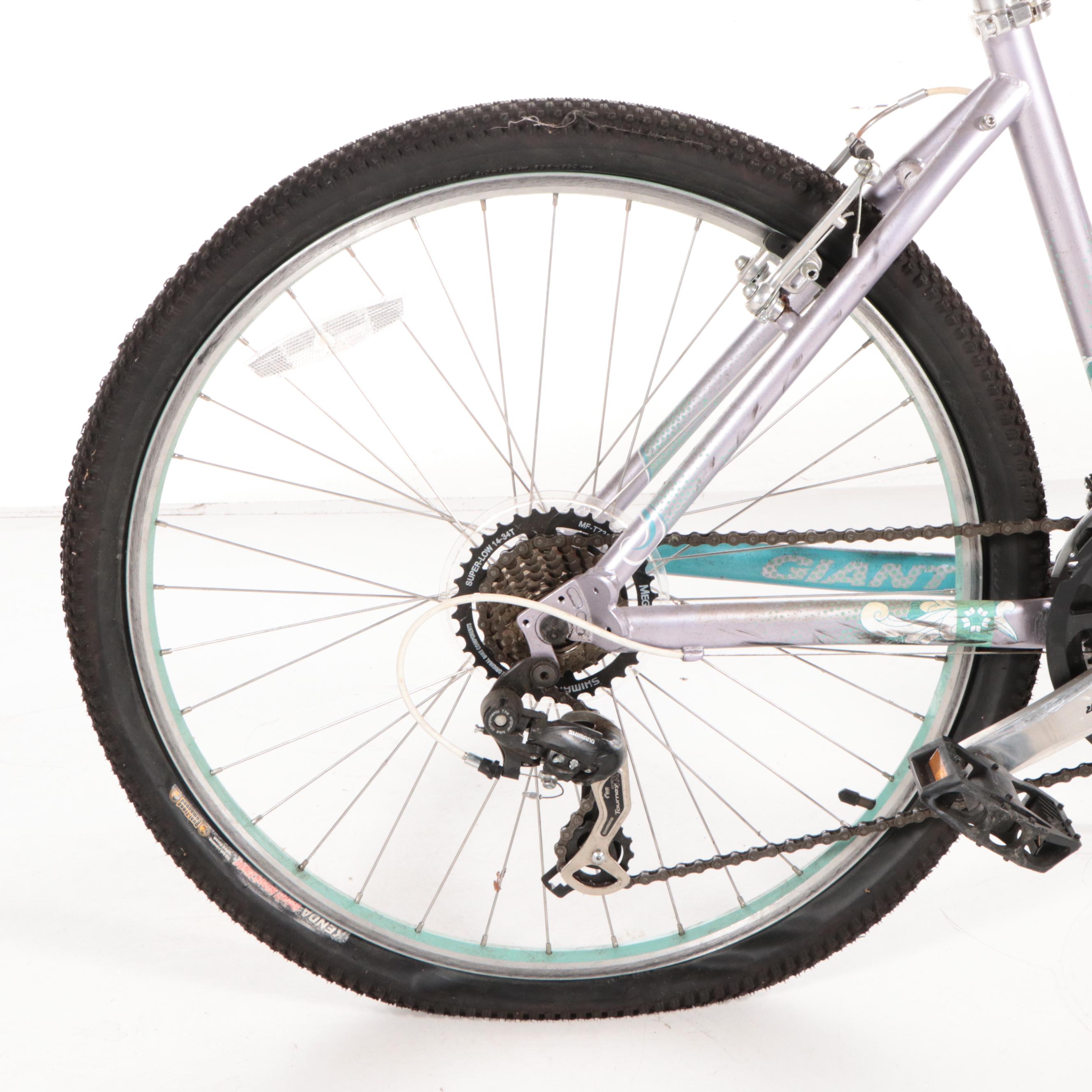 Giant SR Suntour Mountain Bicycle