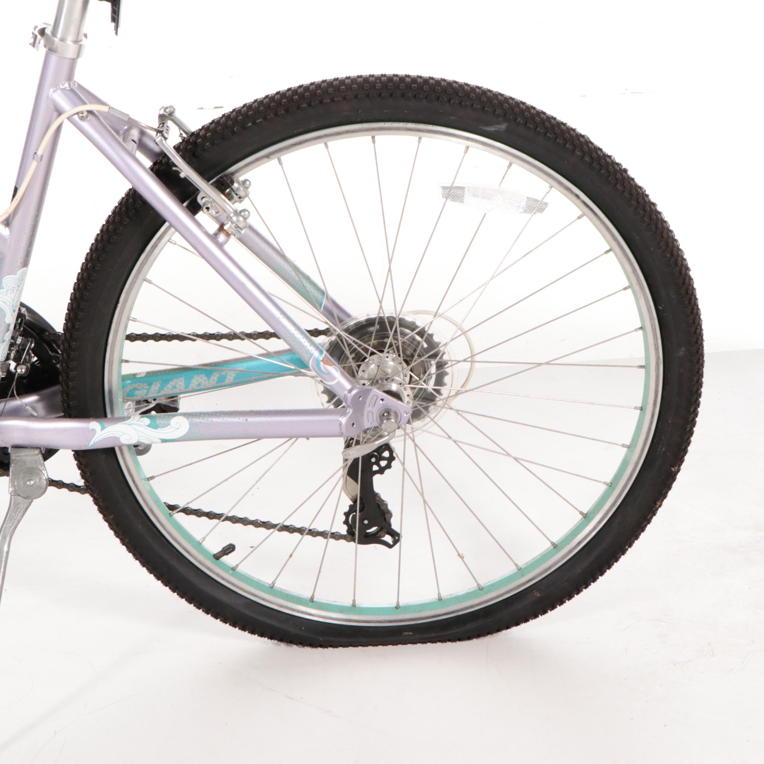 Giant SR Suntour Mountain Bicycle