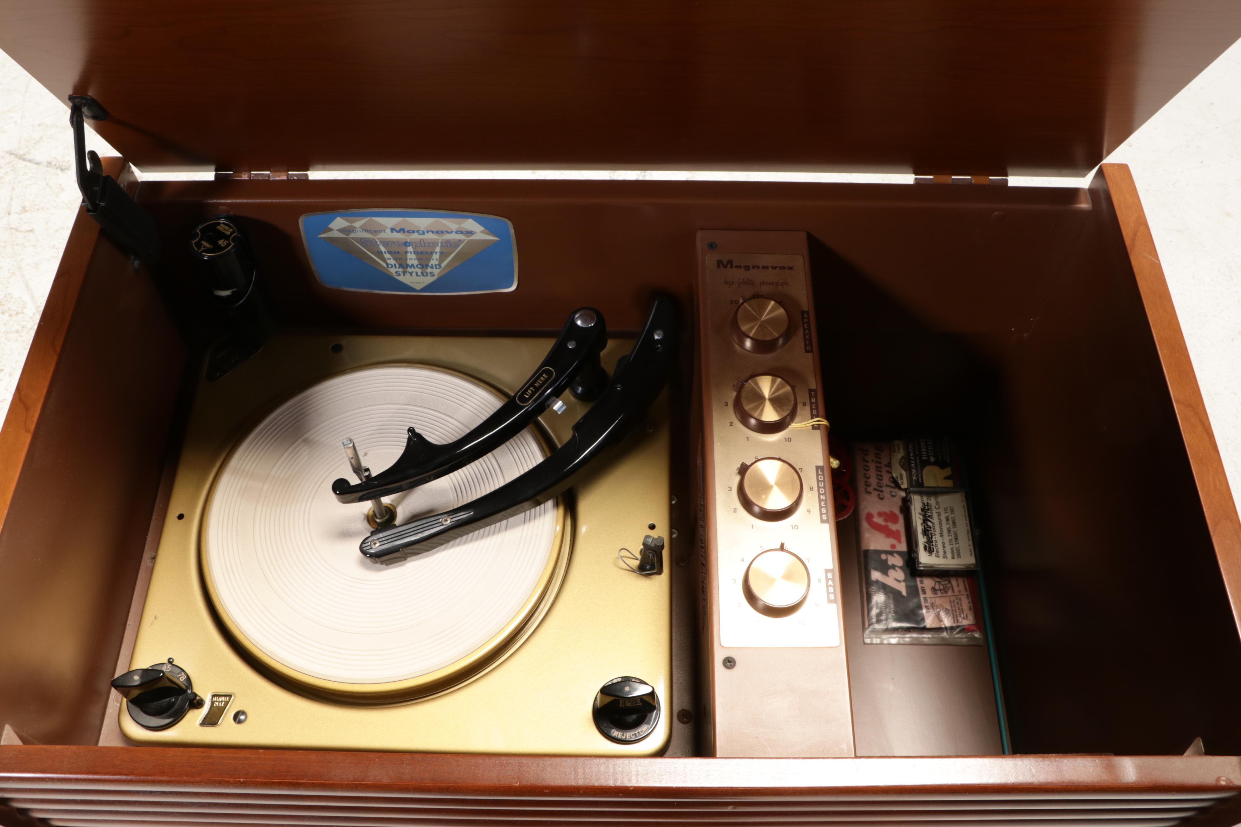 Magnavox "1SK297-F" High Fidelity Phonograph with "S033" External Speaker