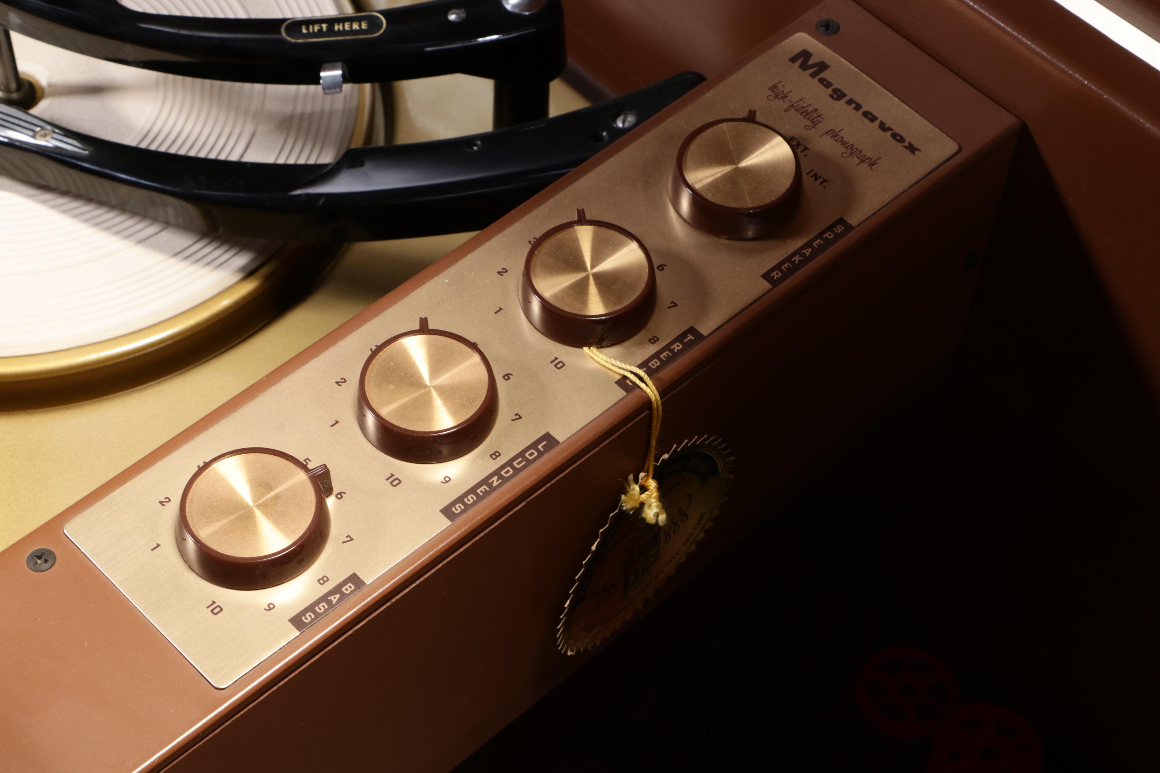 Magnavox "1SK297-F" High Fidelity Phonograph with "S033" External Speaker