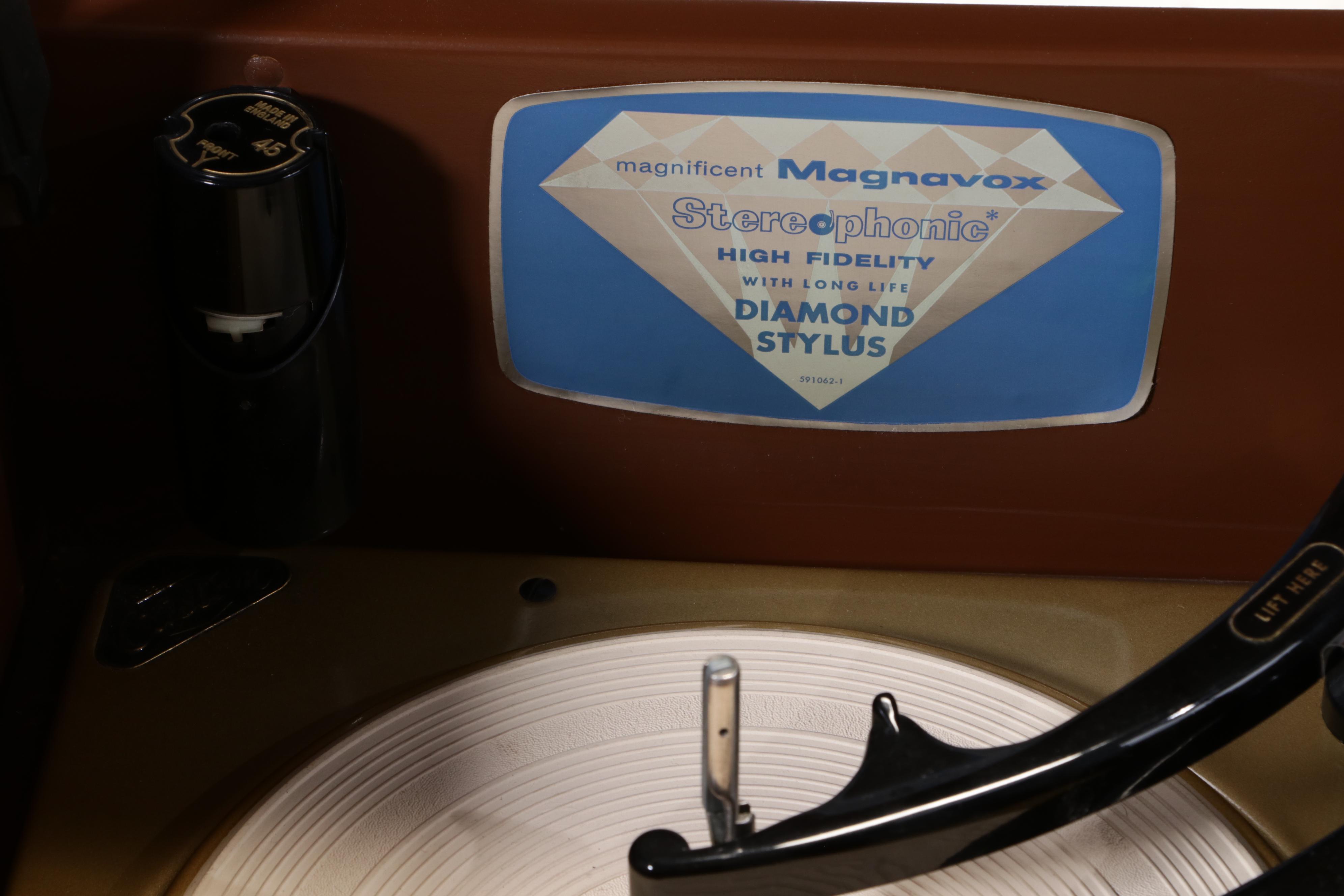 Magnavox "1SK297-F" High Fidelity Phonograph with "S033" External Speaker