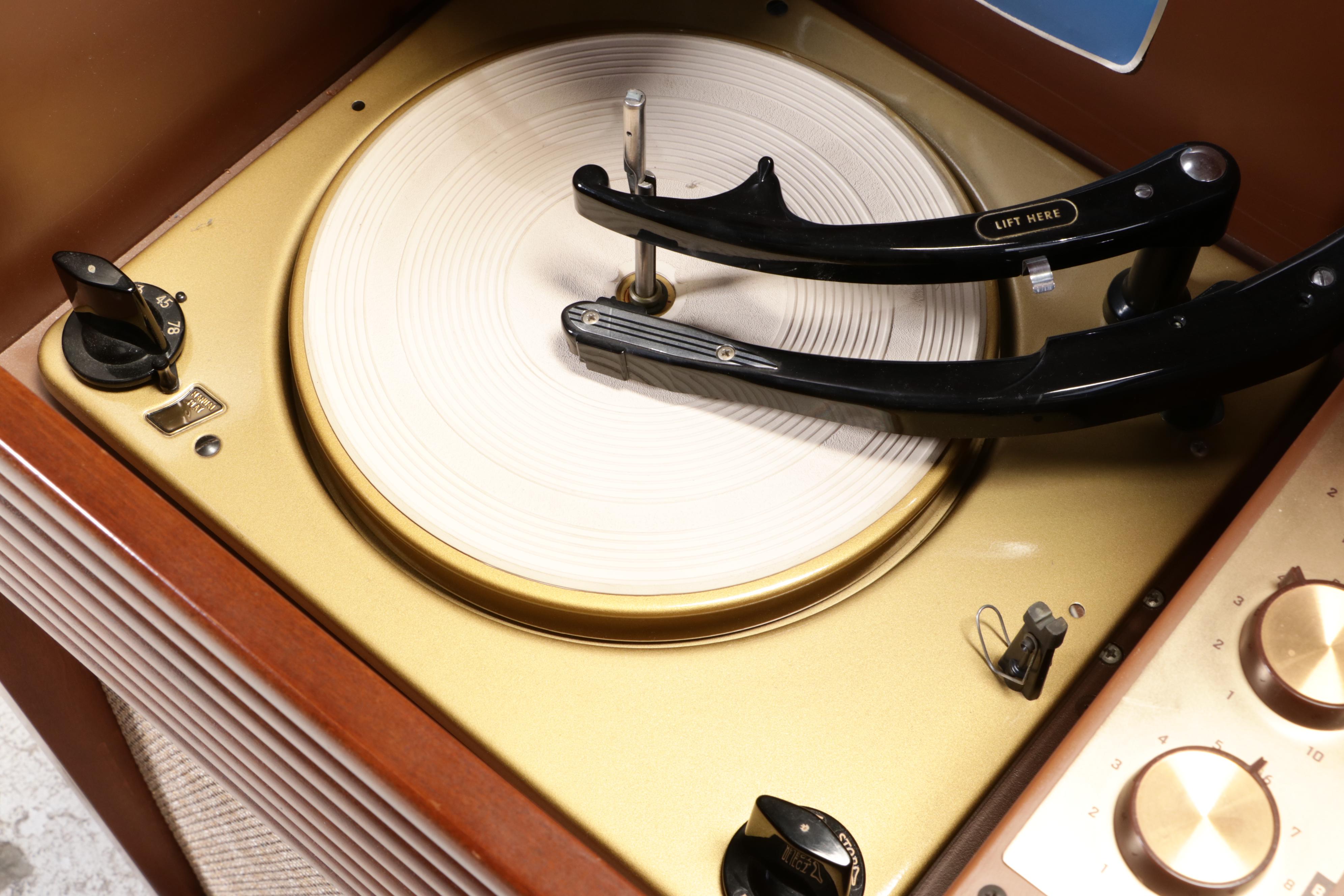 Magnavox "1SK297-F" High Fidelity Phonograph with "S033" External Speaker