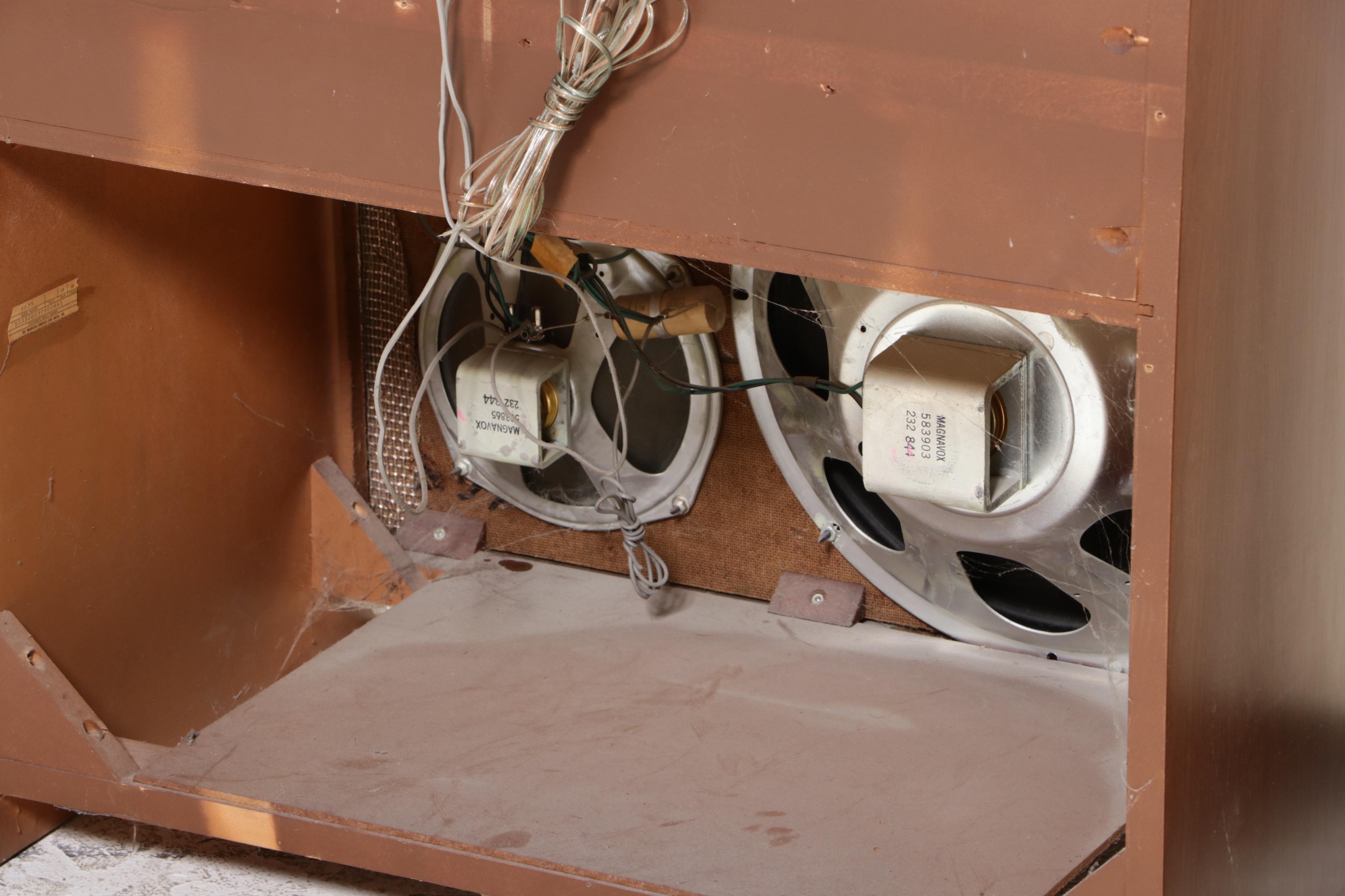 Magnavox "1SK297-F" High Fidelity Phonograph with "S033" External Speaker