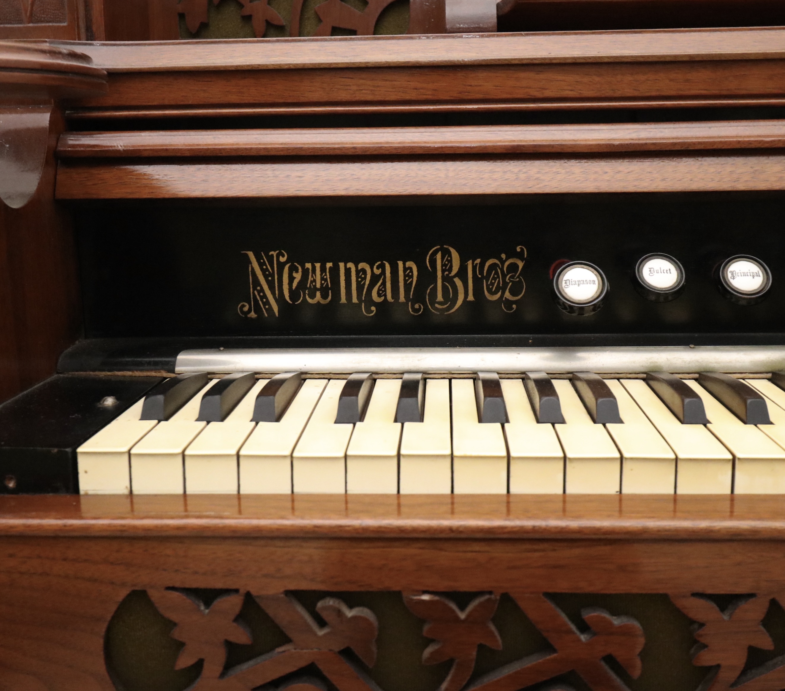 The Newman Brothers Organ Co. Victorian Parlor Upright Organ, Early 20th C.