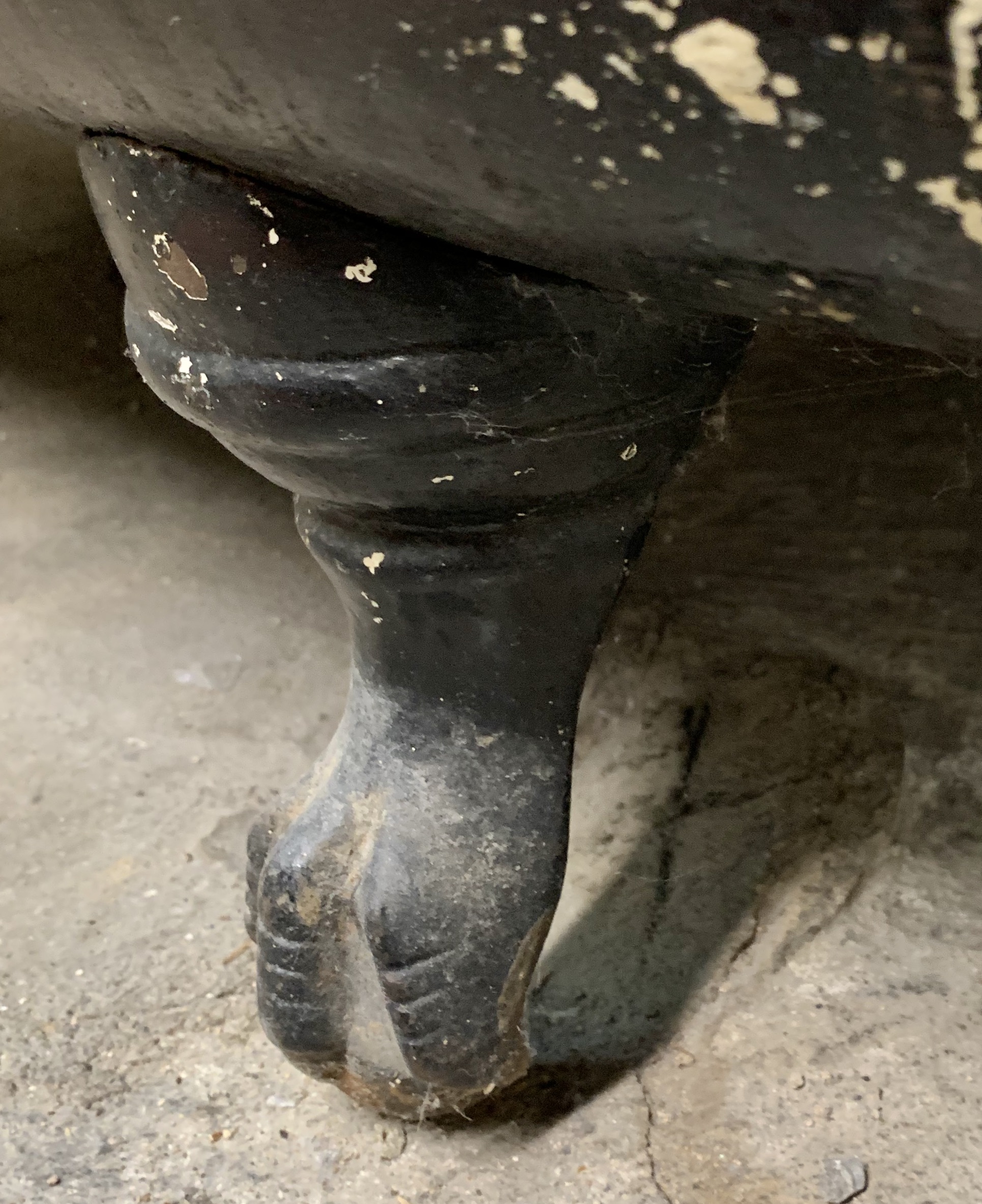 Cast Iron Claw Foot Bathtub