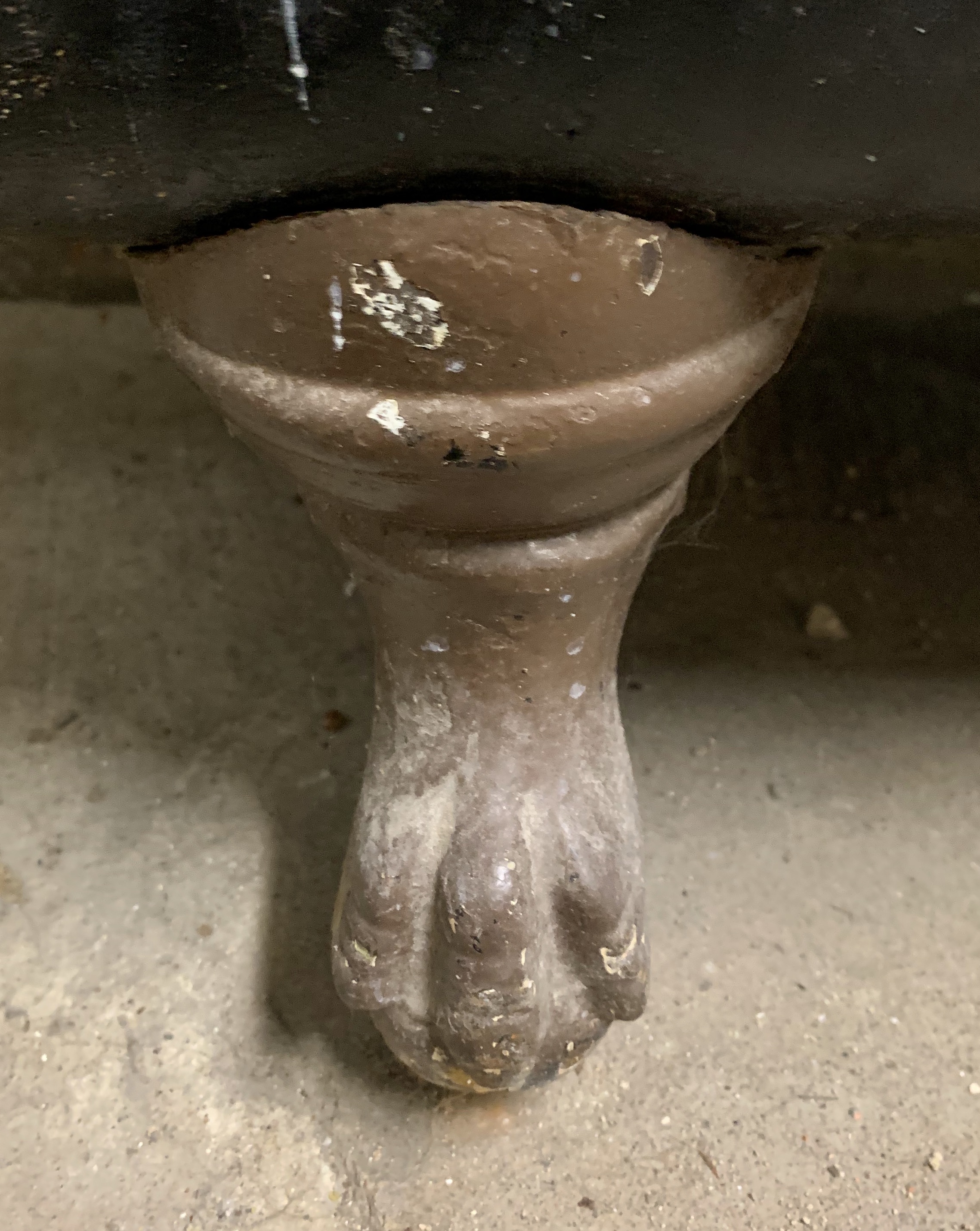 Cast Iron Claw Foot Bathtub
