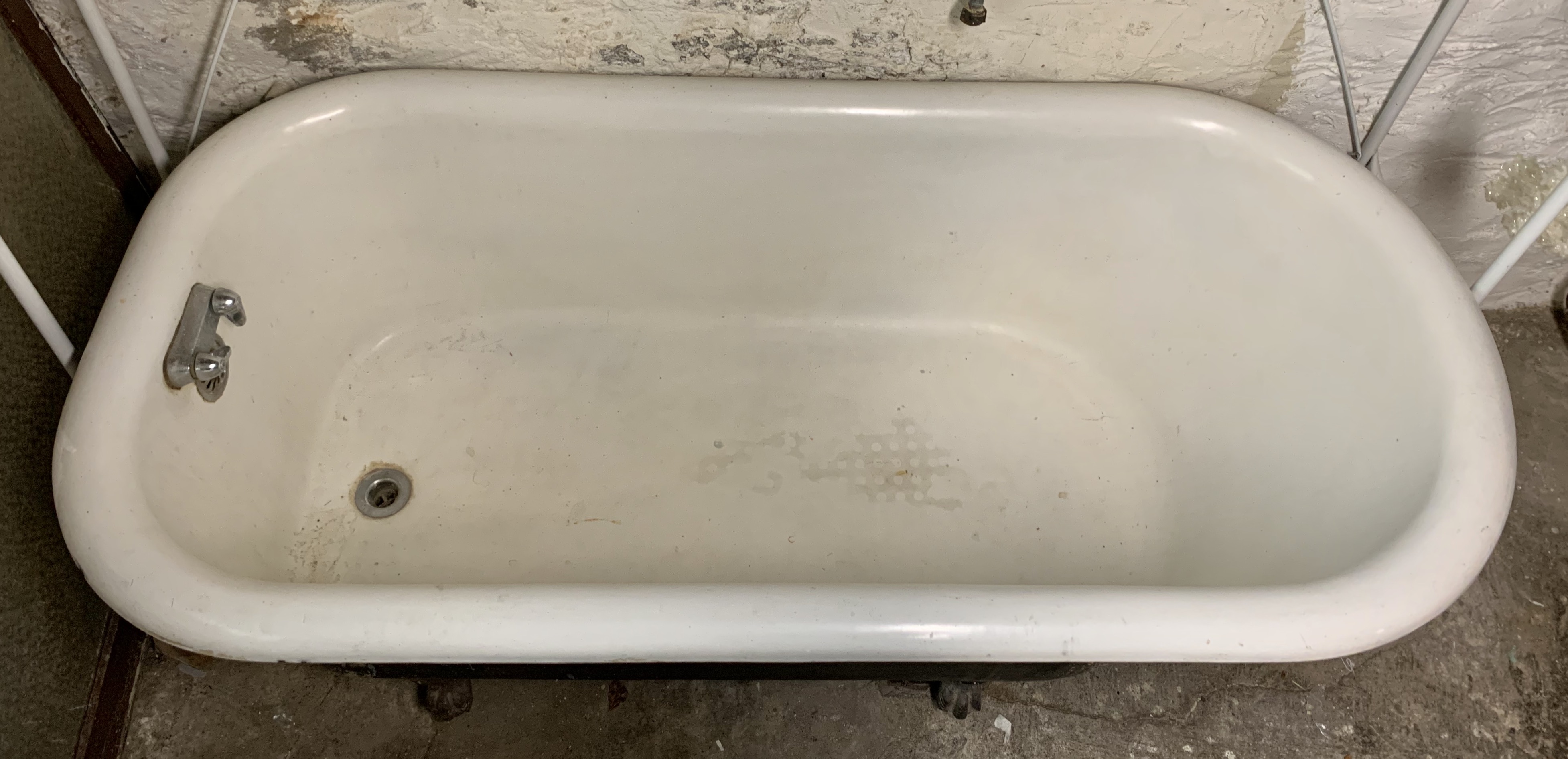 Cast Iron Claw Foot Bathtub