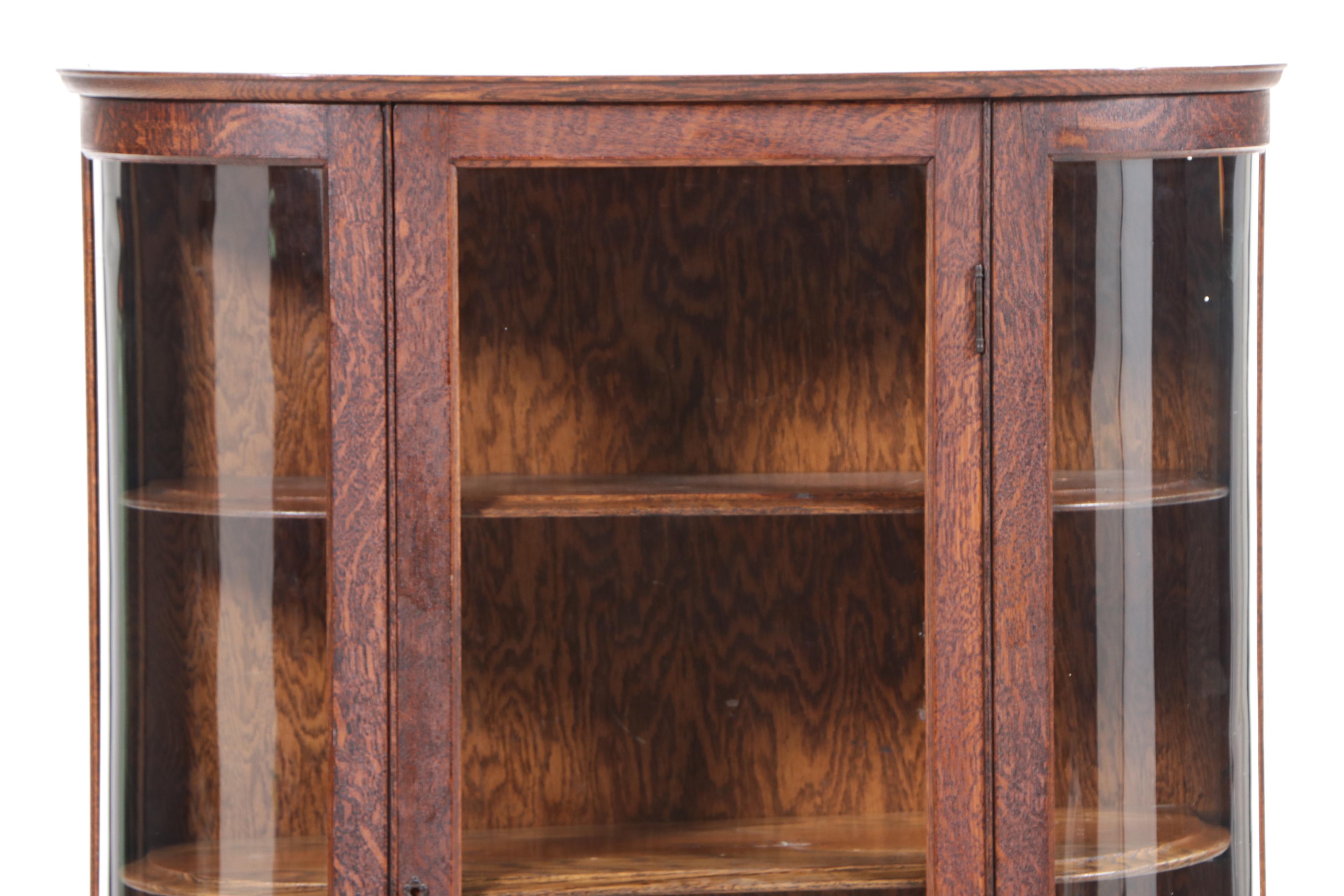 Late Victorian Quartersawn Oak and Curved Glass Display Cabinet, circa 1900