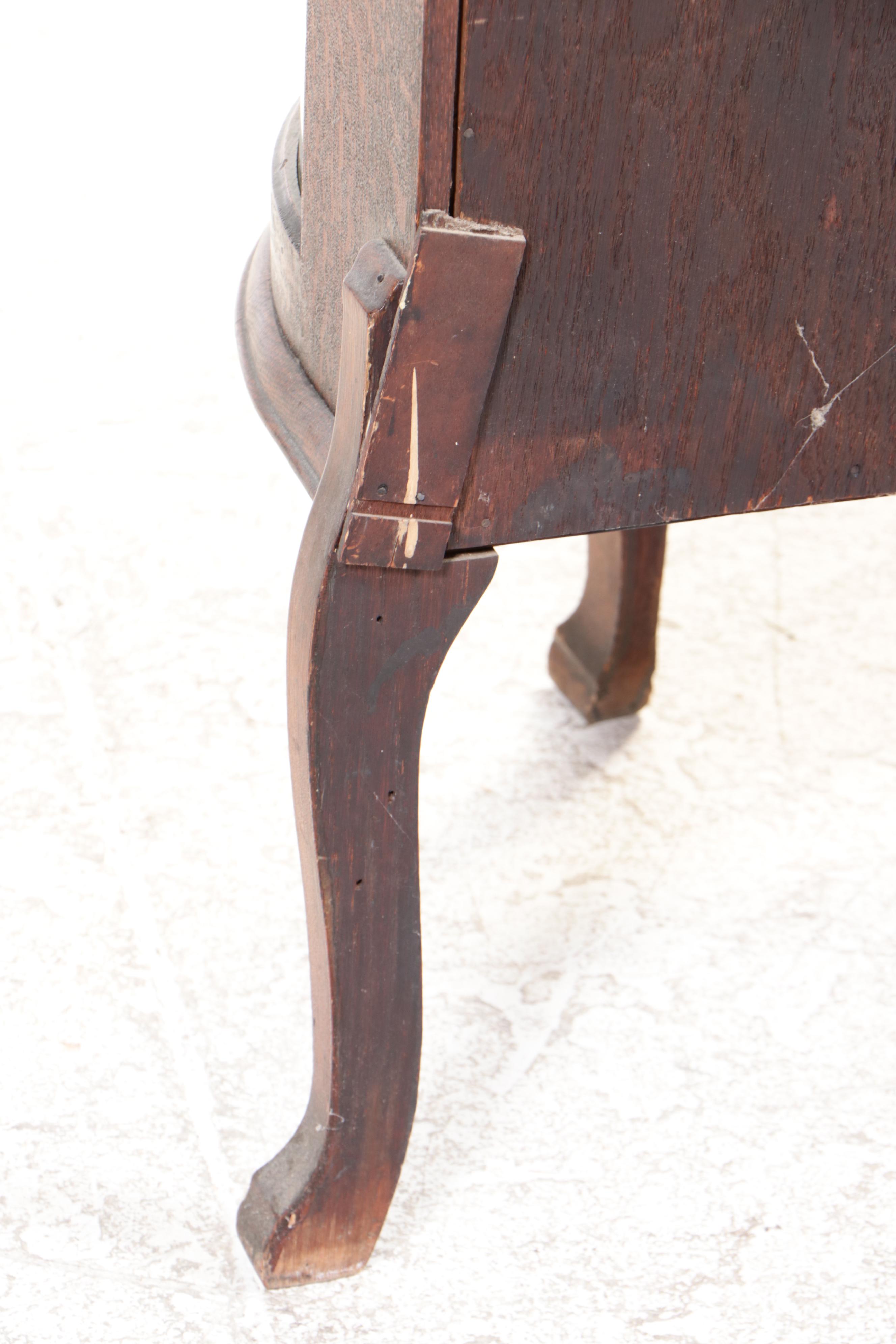 Late Victorian Quartersawn Oak and Curved Glass Display Cabinet, circa 1900
