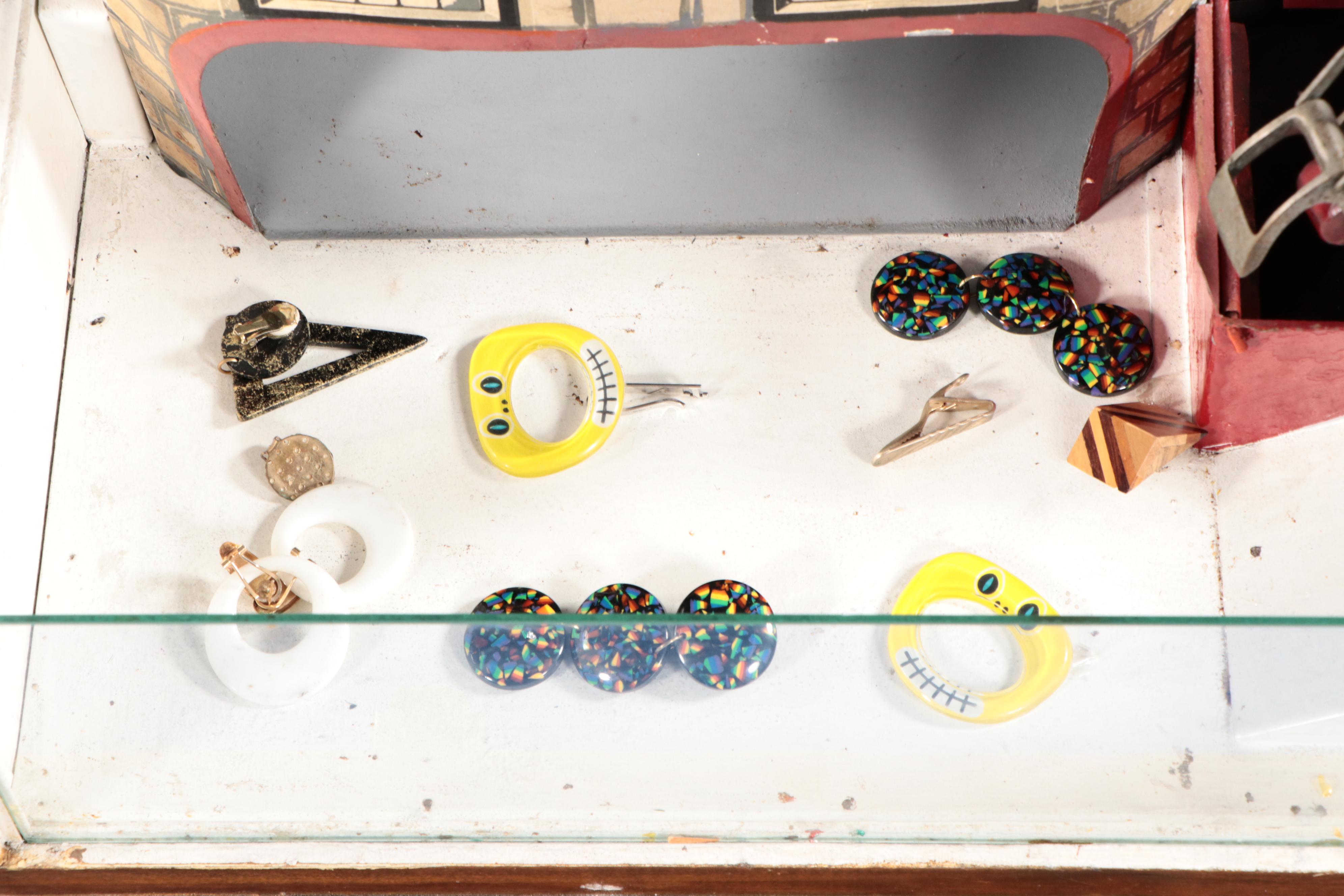 Exhibit Supply Co. Iron Claw Oak Cased Arcade Claw Machine, Early 20th Century