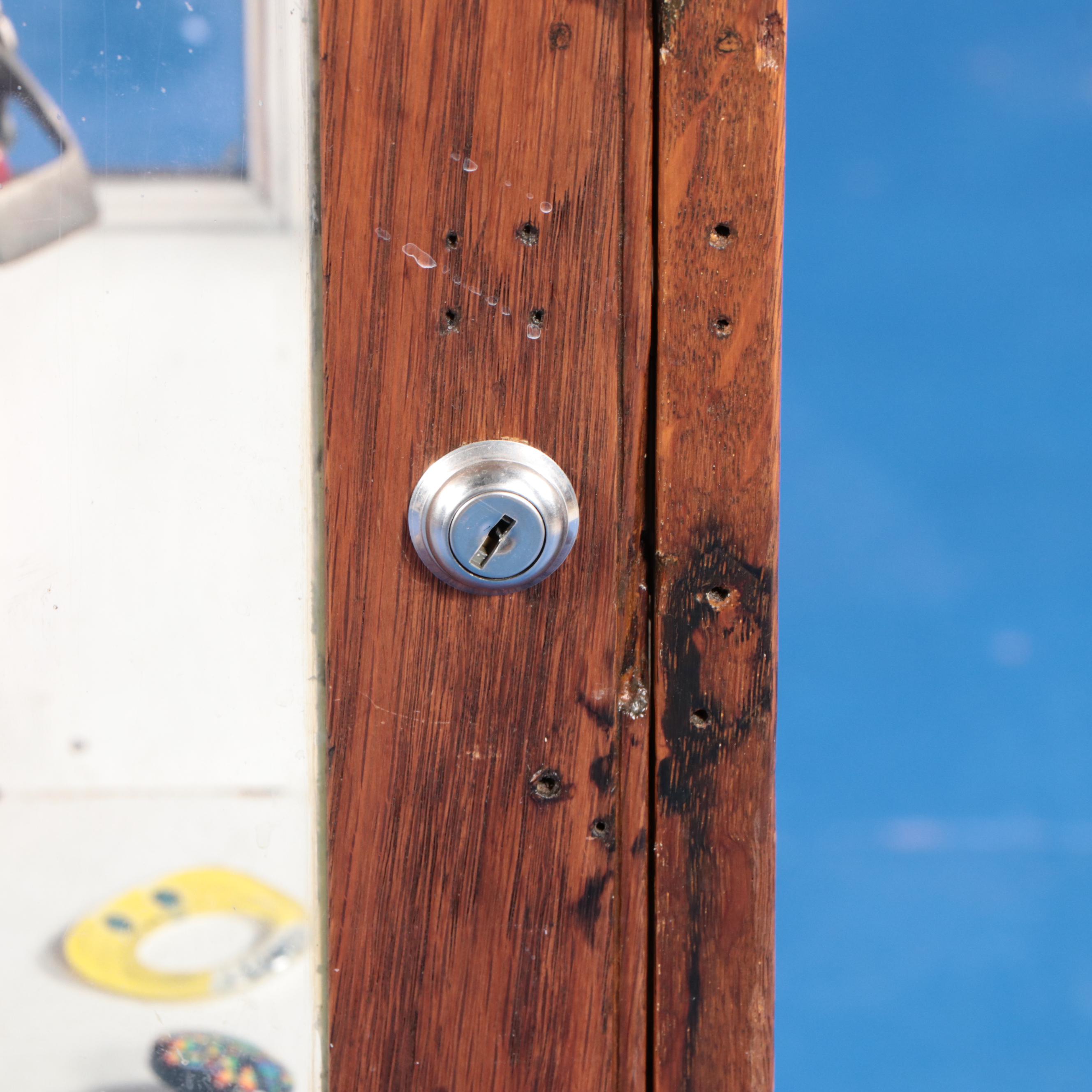 Exhibit Supply Co. Iron Claw Oak Cased Arcade Claw Machine, Early 20th Century