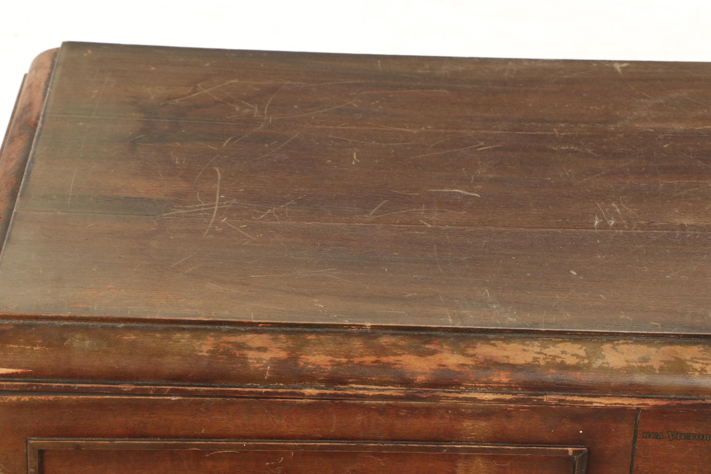 RCA-Victor Mahogany Veneer Turntable and Radio Console Cabinet