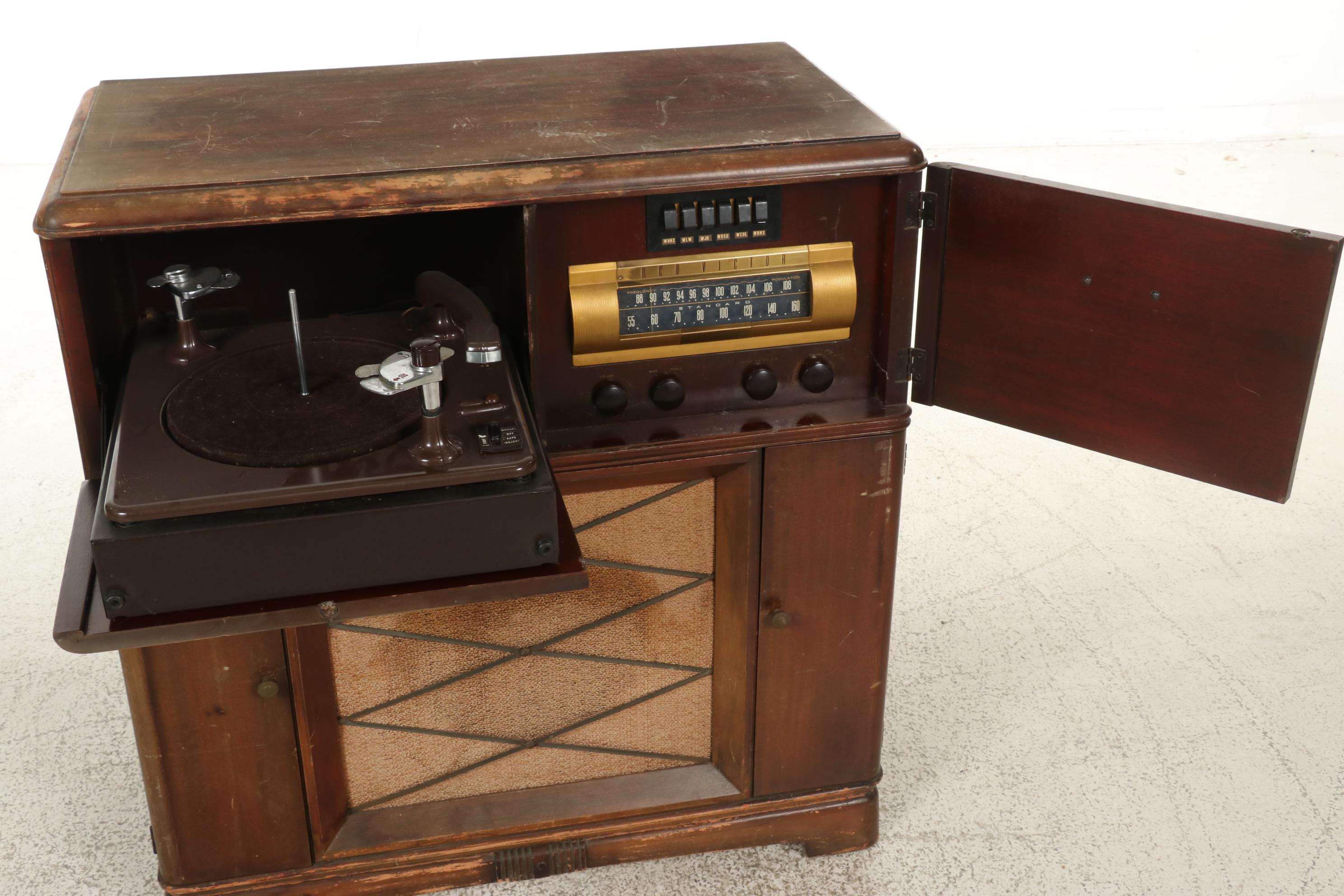 RCA-Victor Mahogany Veneer Turntable and Radio Console Cabinet