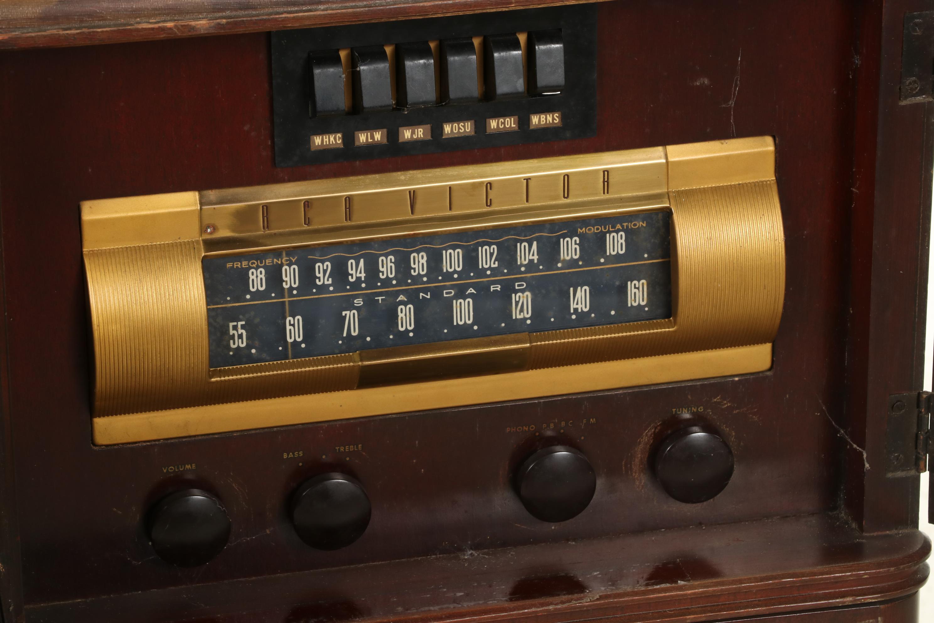 RCA-Victor Mahogany Veneer Turntable and Radio Console Cabinet