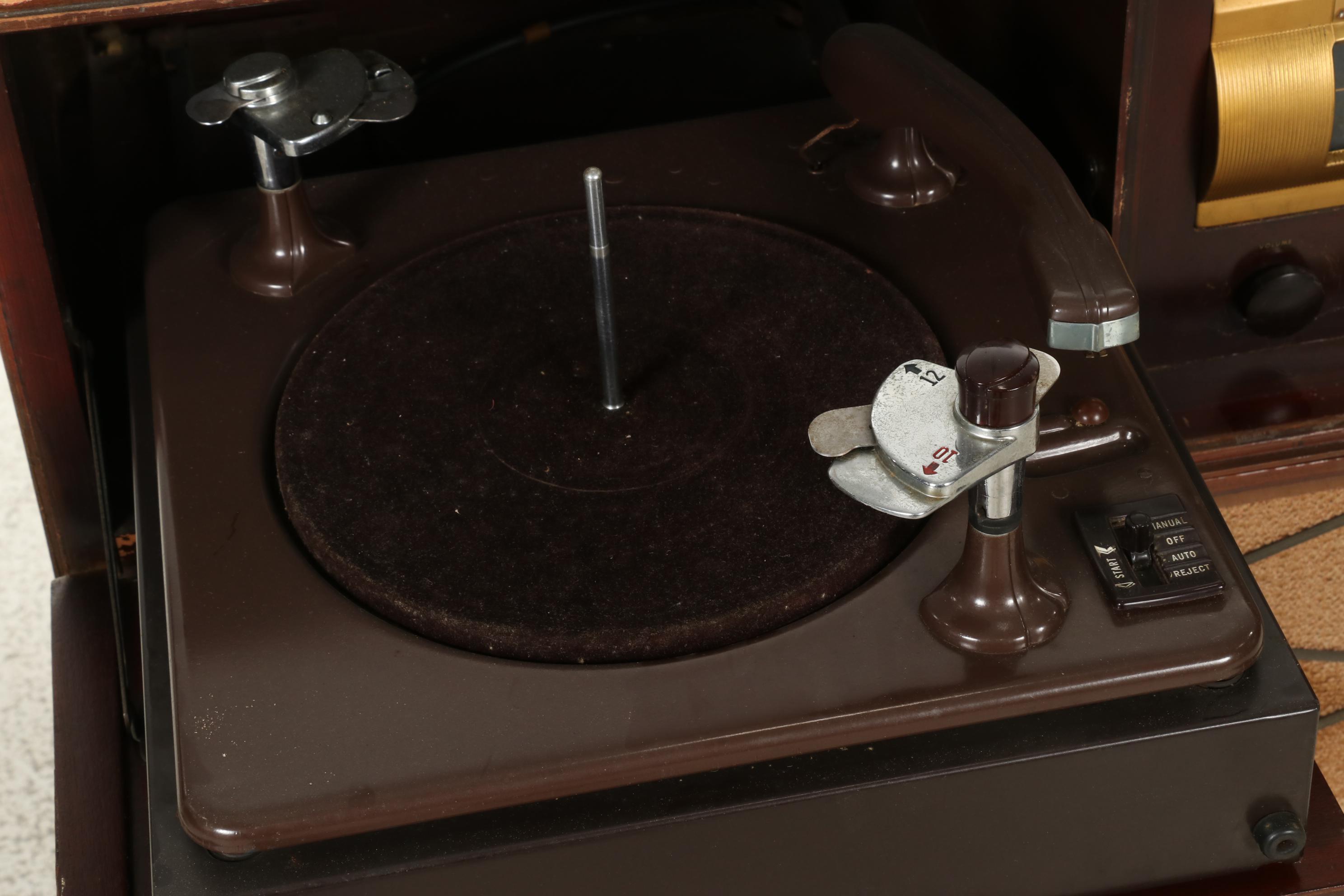 RCA-Victor Mahogany Veneer Turntable and Radio Console Cabinet