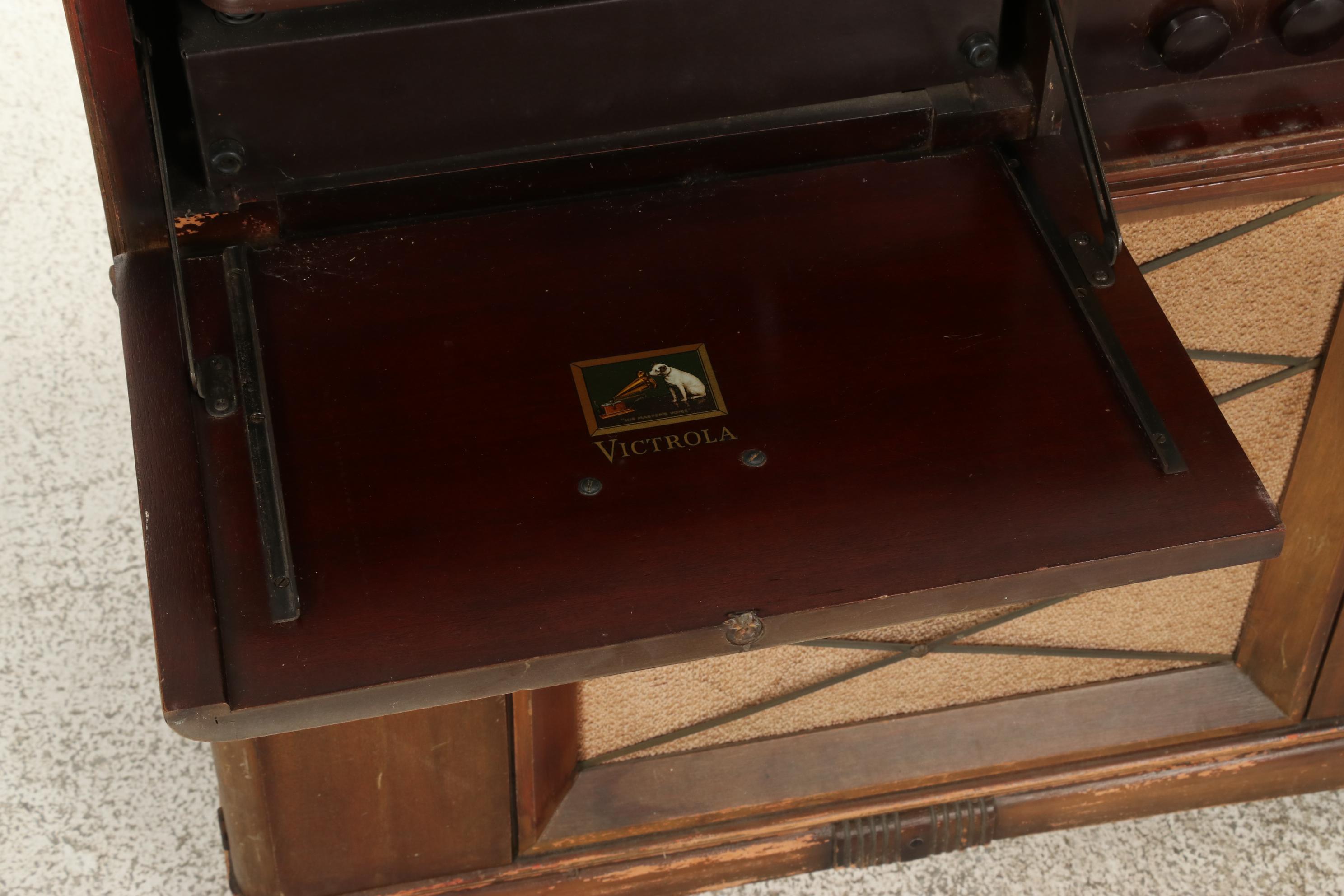 RCA-Victor Mahogany Veneer Turntable and Radio Console Cabinet