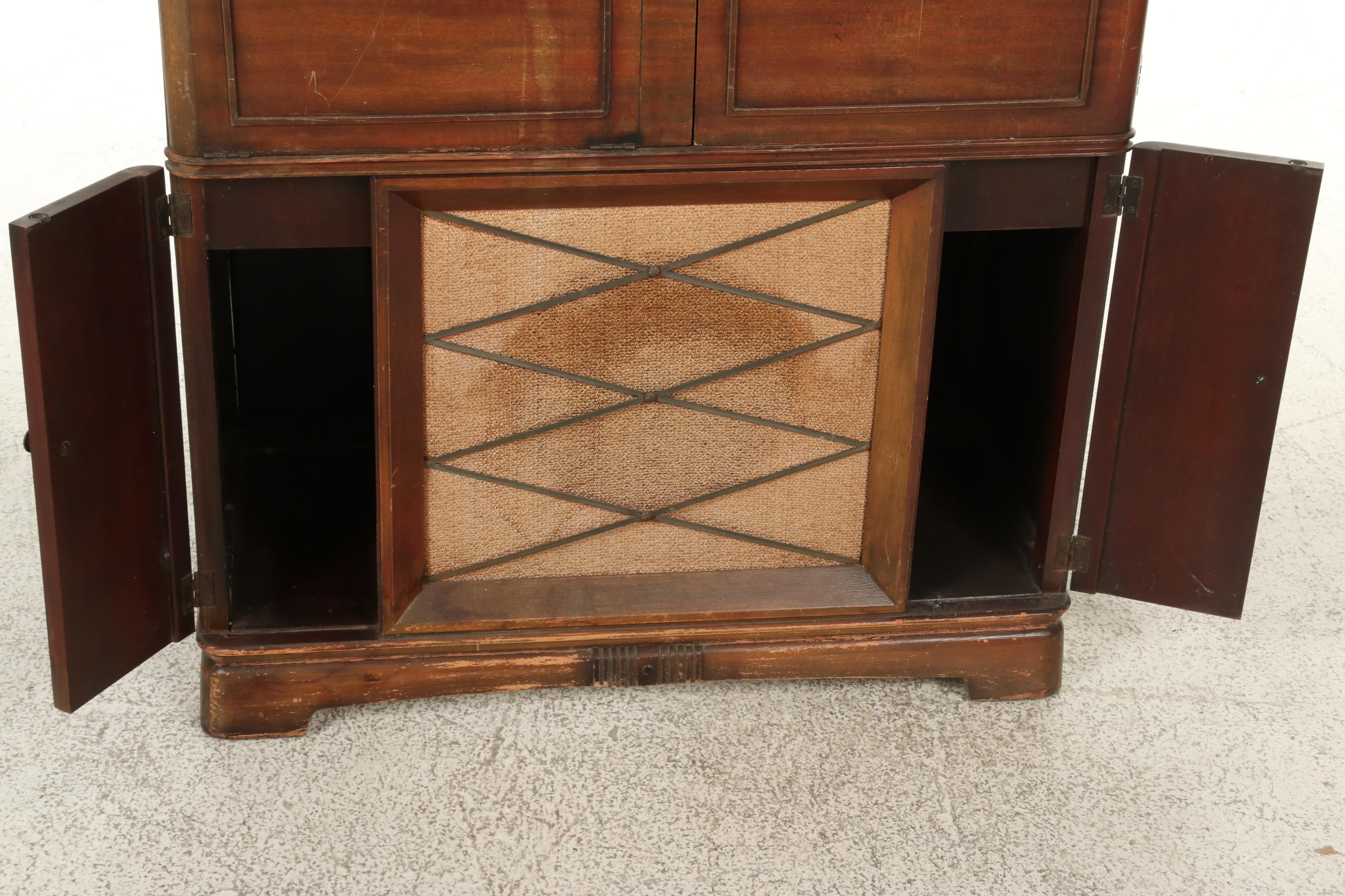 RCA-Victor Mahogany Veneer Turntable and Radio Console Cabinet