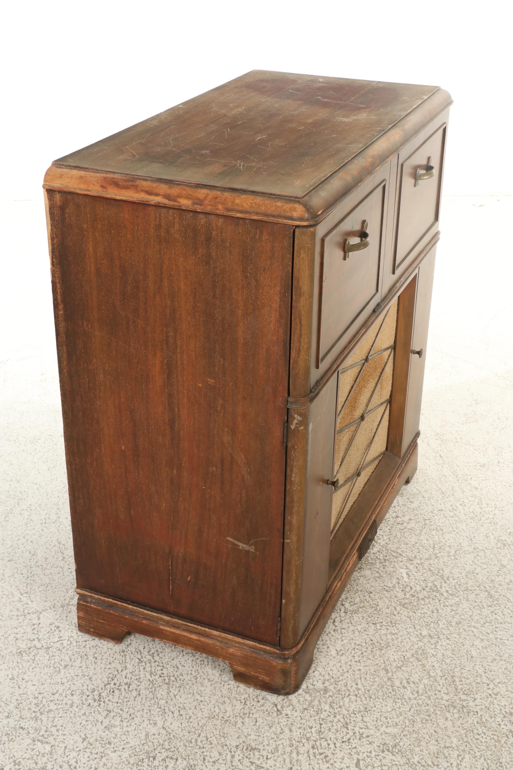 RCA-Victor Mahogany Veneer Turntable and Radio Console Cabinet