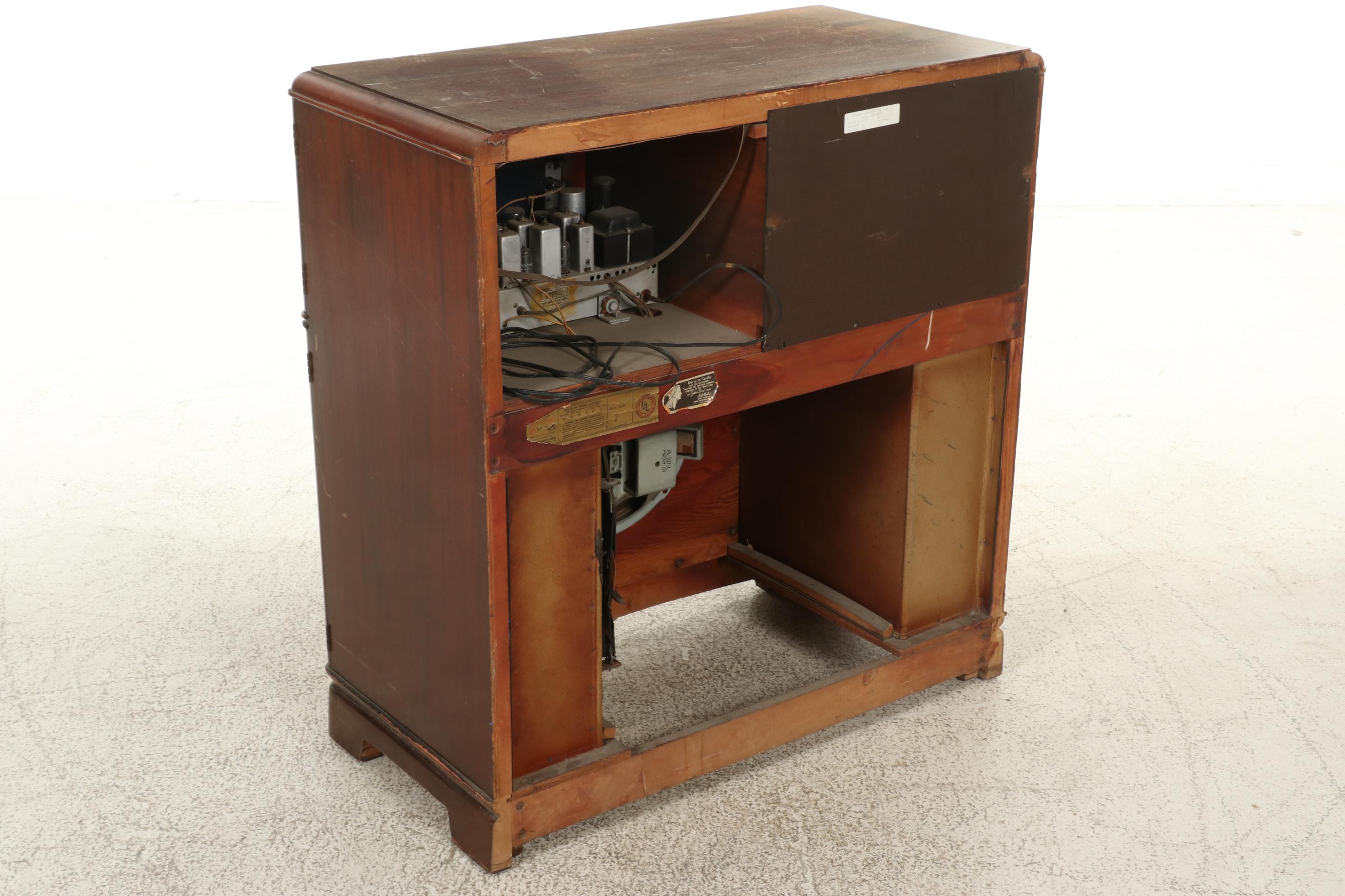 RCA-Victor Mahogany Veneer Turntable and Radio Console Cabinet