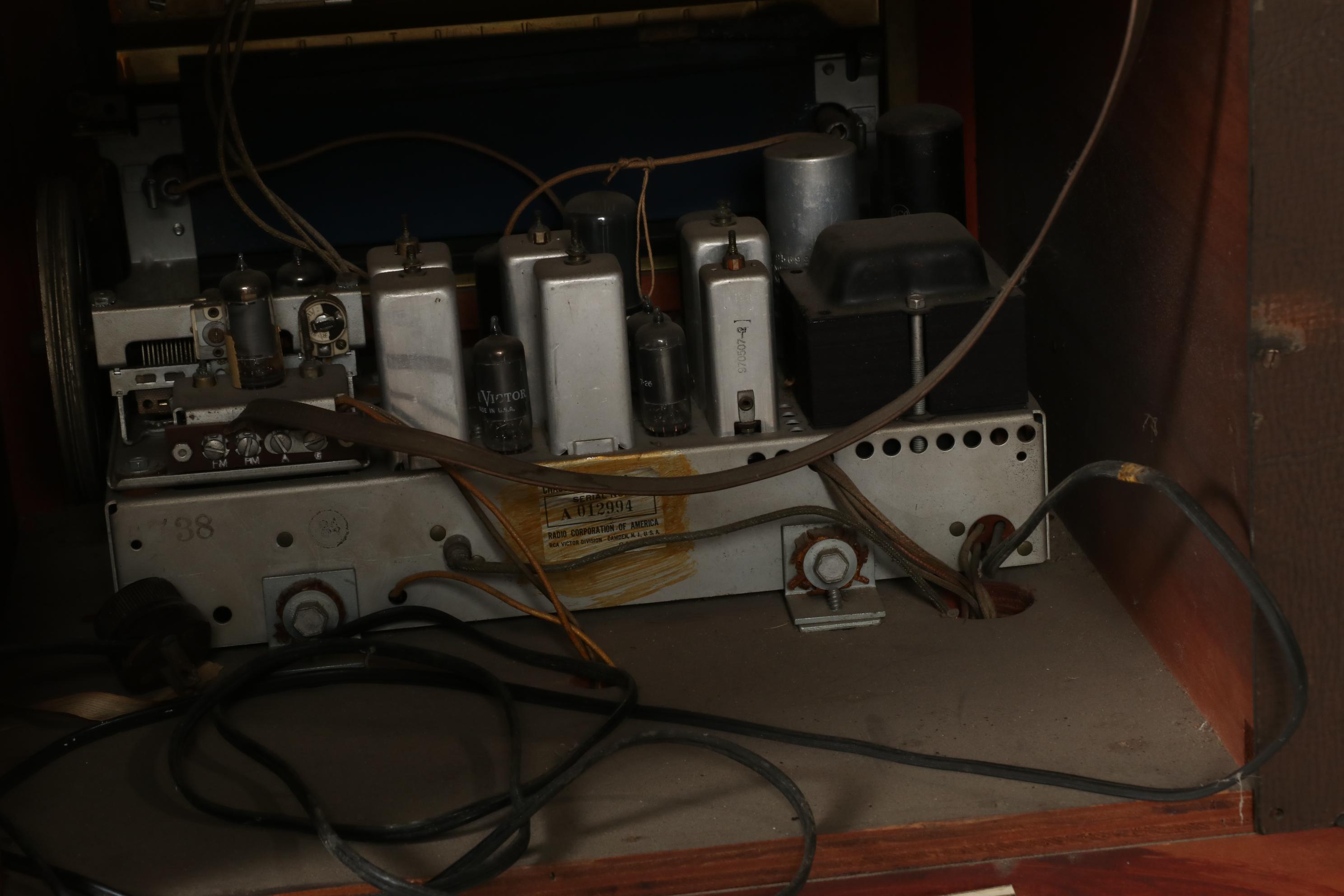 RCA-Victor Mahogany Veneer Turntable and Radio Console Cabinet