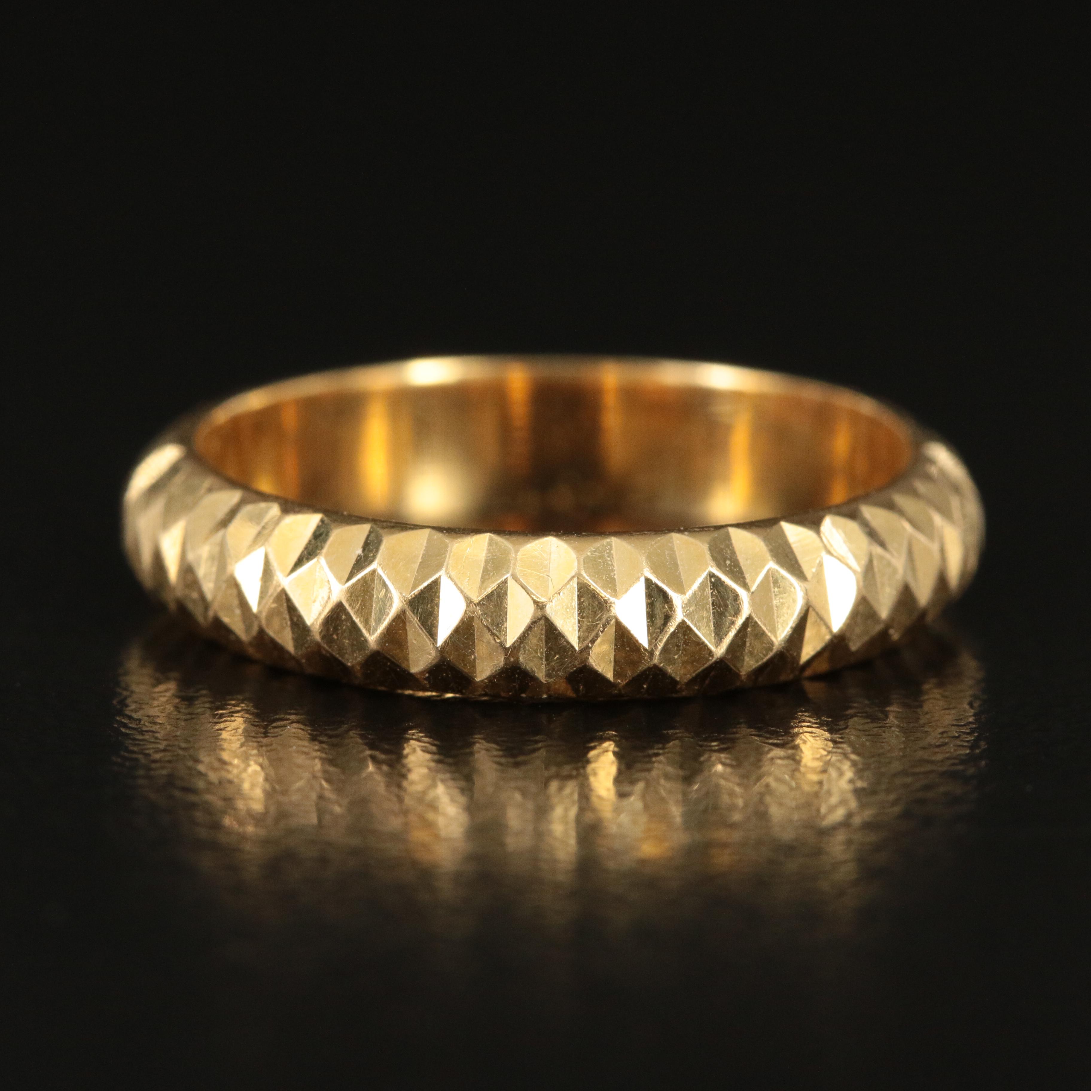 18K Diamond-Cut Style Band