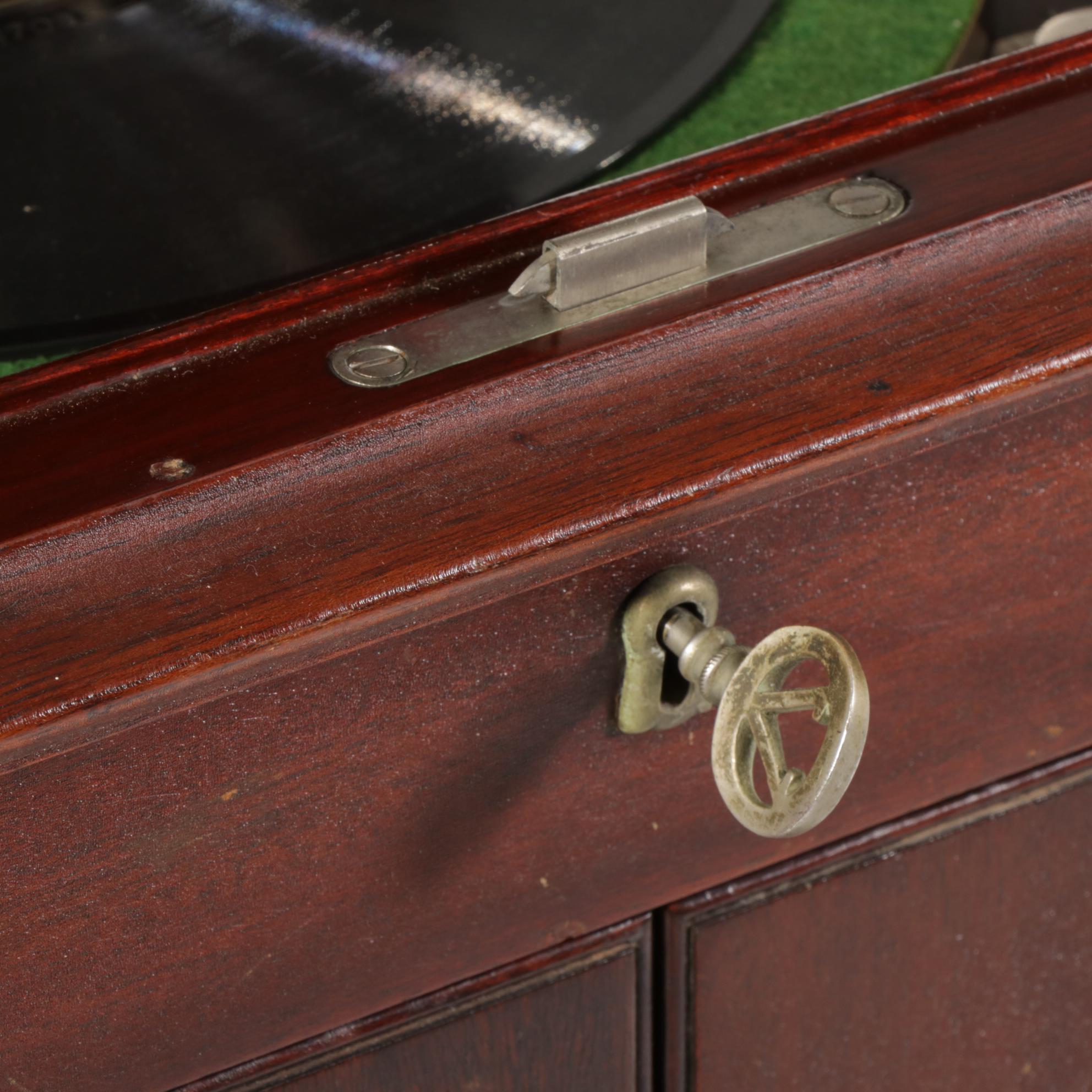 Victor Victrola VV-XI Phonograph in Mahogany Cabinet, Circa 1915