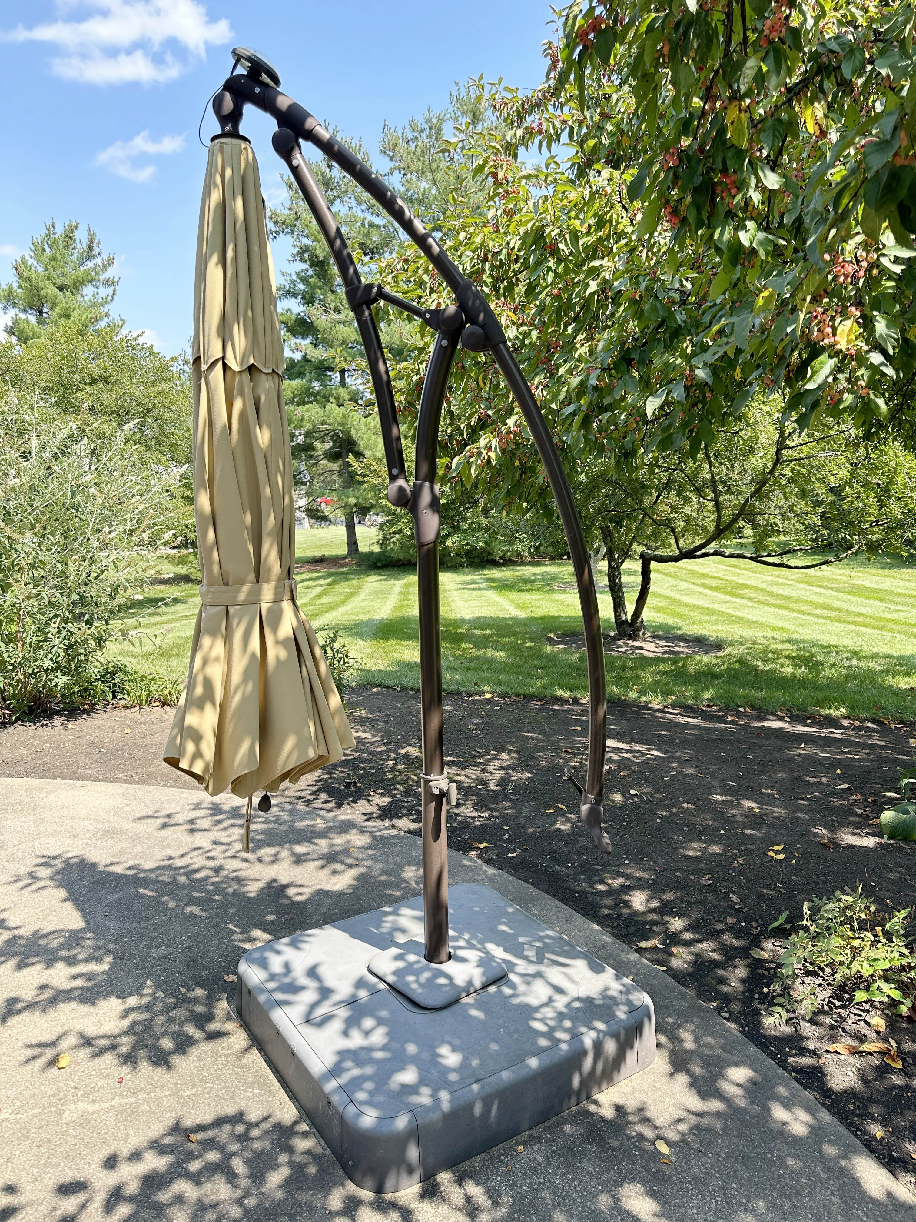 10' Cantilevered Patio Umbrella