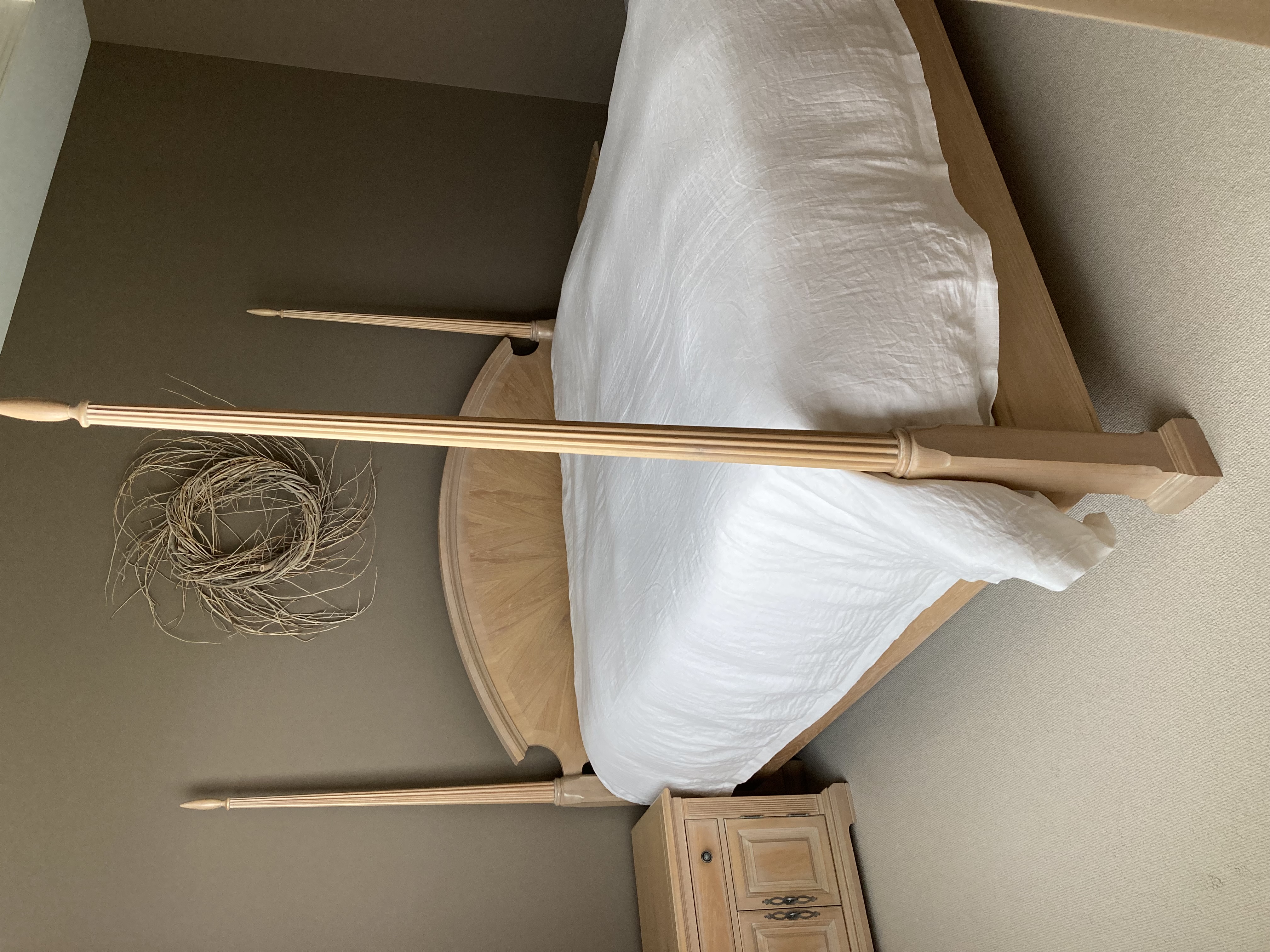 Bernhardt Reeded Four-Poster Blonde Oak King Bed and Nightstands