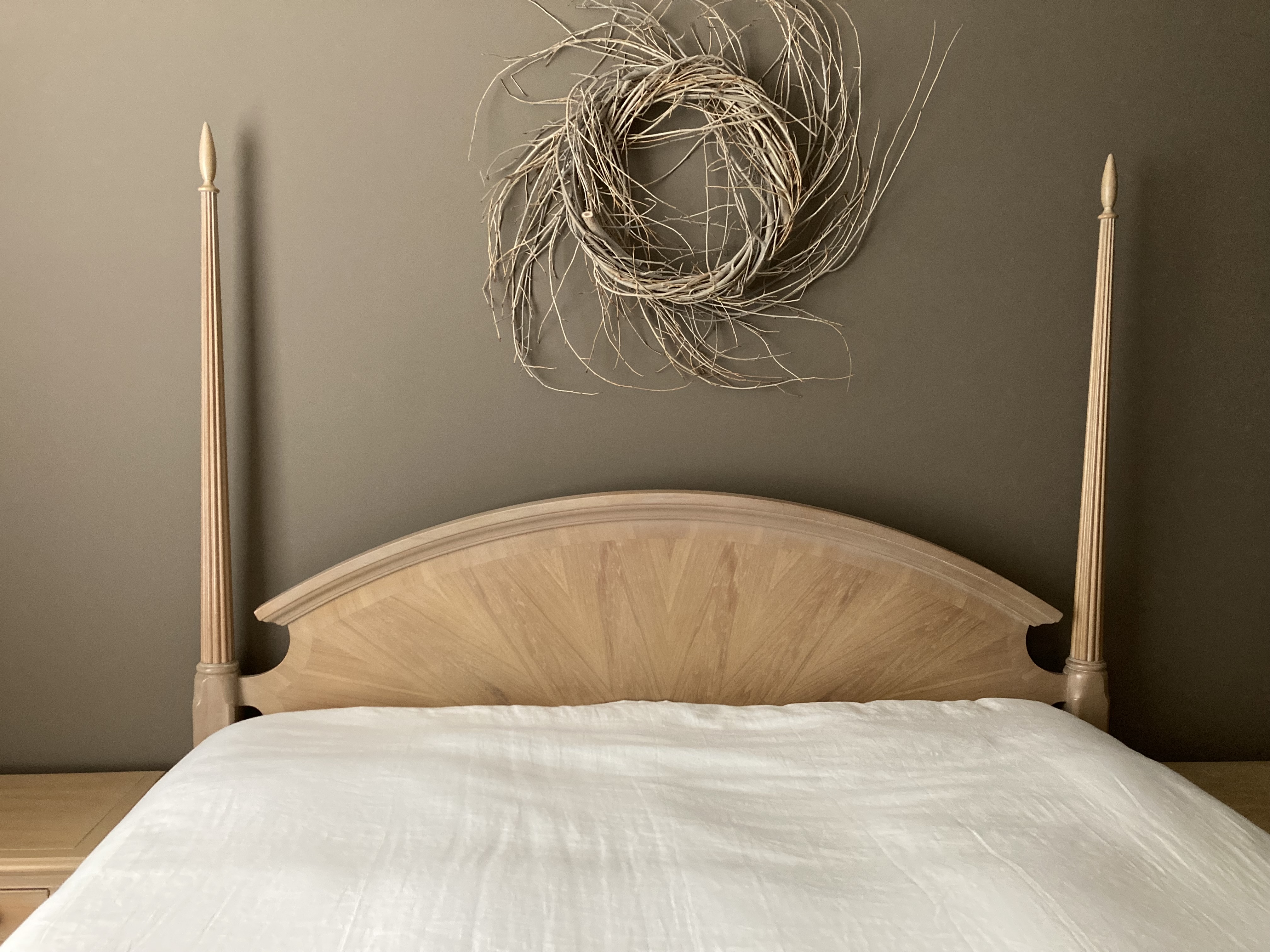 Bernhardt Reeded Four-Poster Blonde Oak King Bed and Nightstands