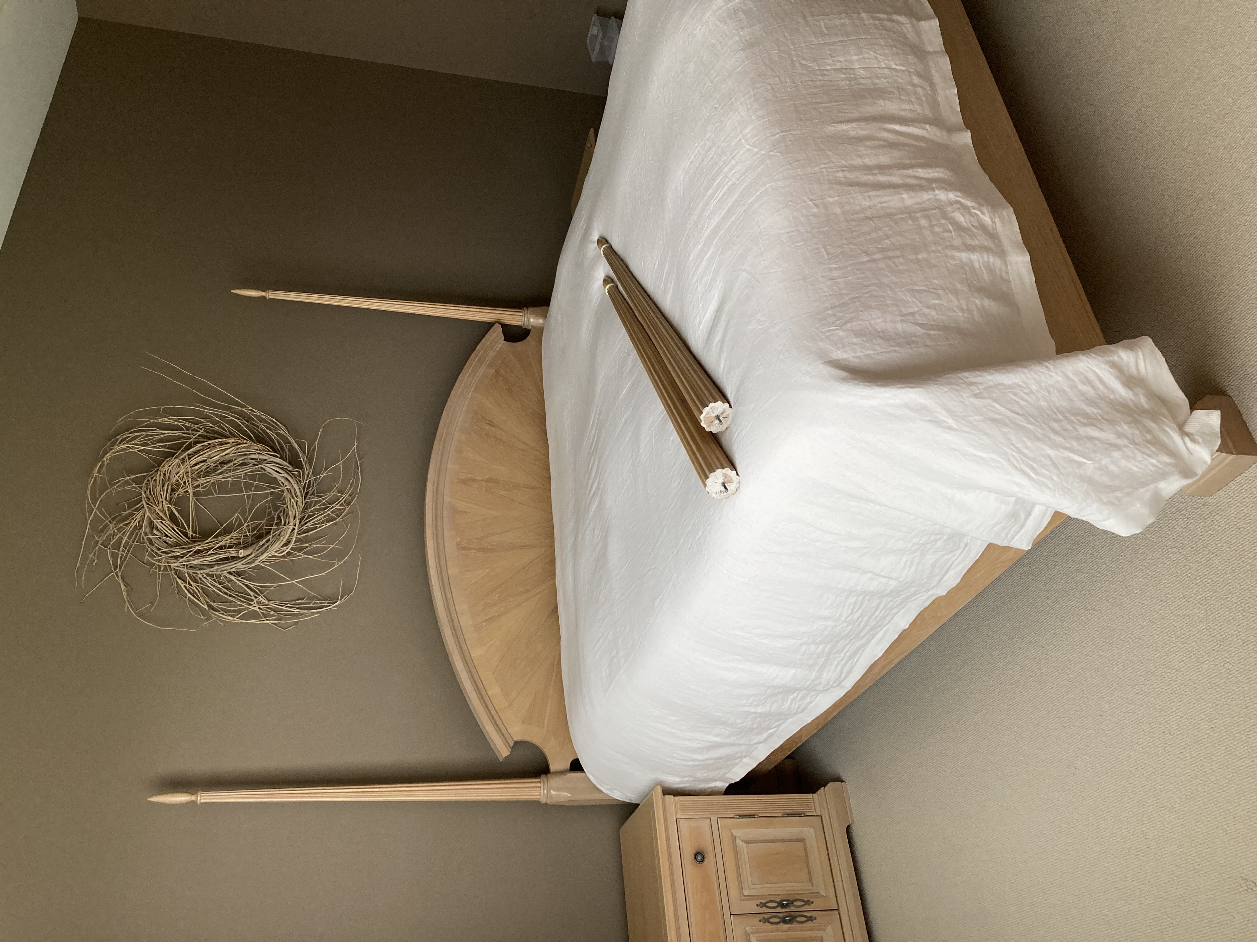 Bernhardt Reeded Four-Poster Blonde Oak King Bed and Nightstands