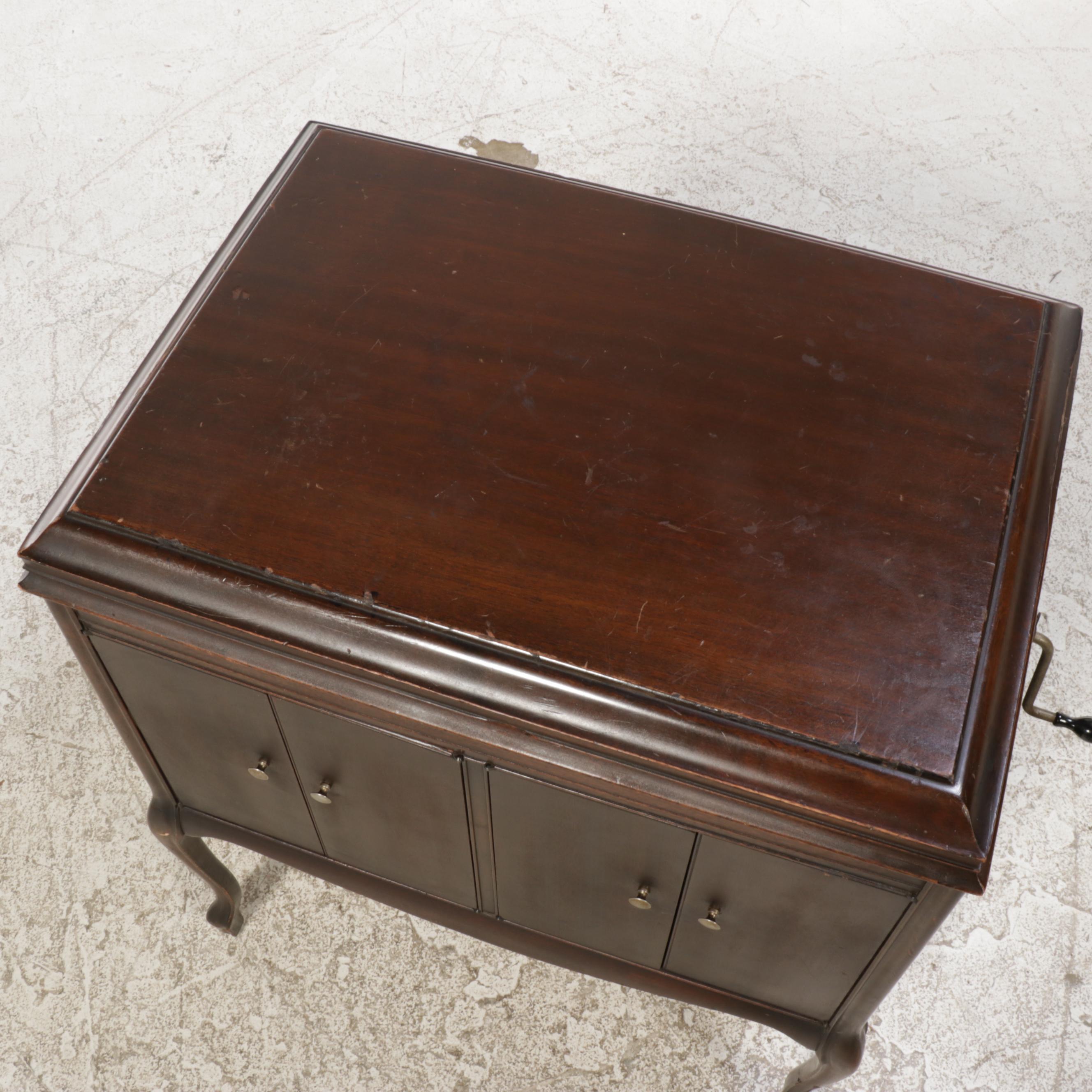 Victor Victrola Talking Machine VV-210 in Mahogany