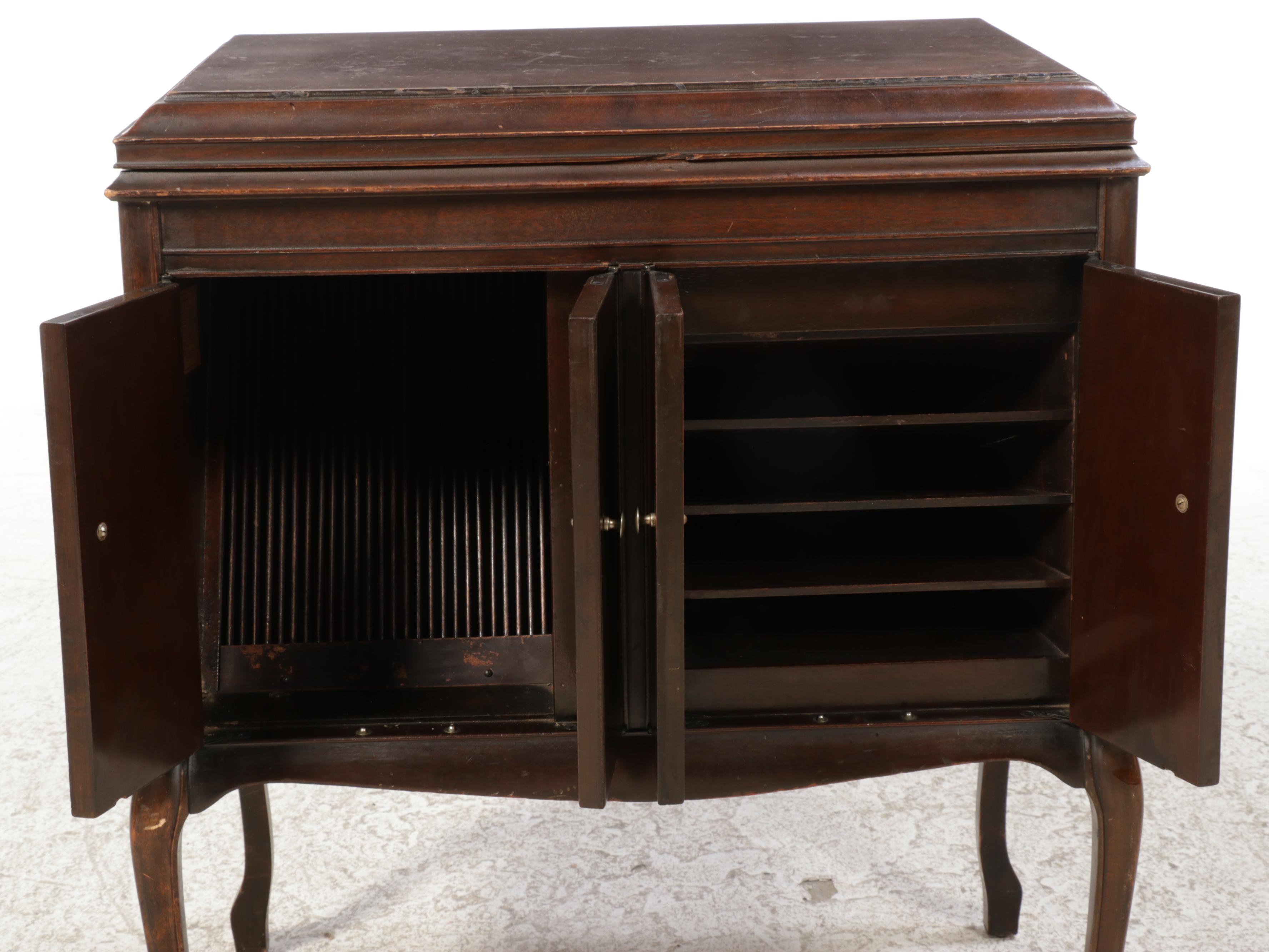 Victor Victrola Talking Machine VV-210 in Mahogany