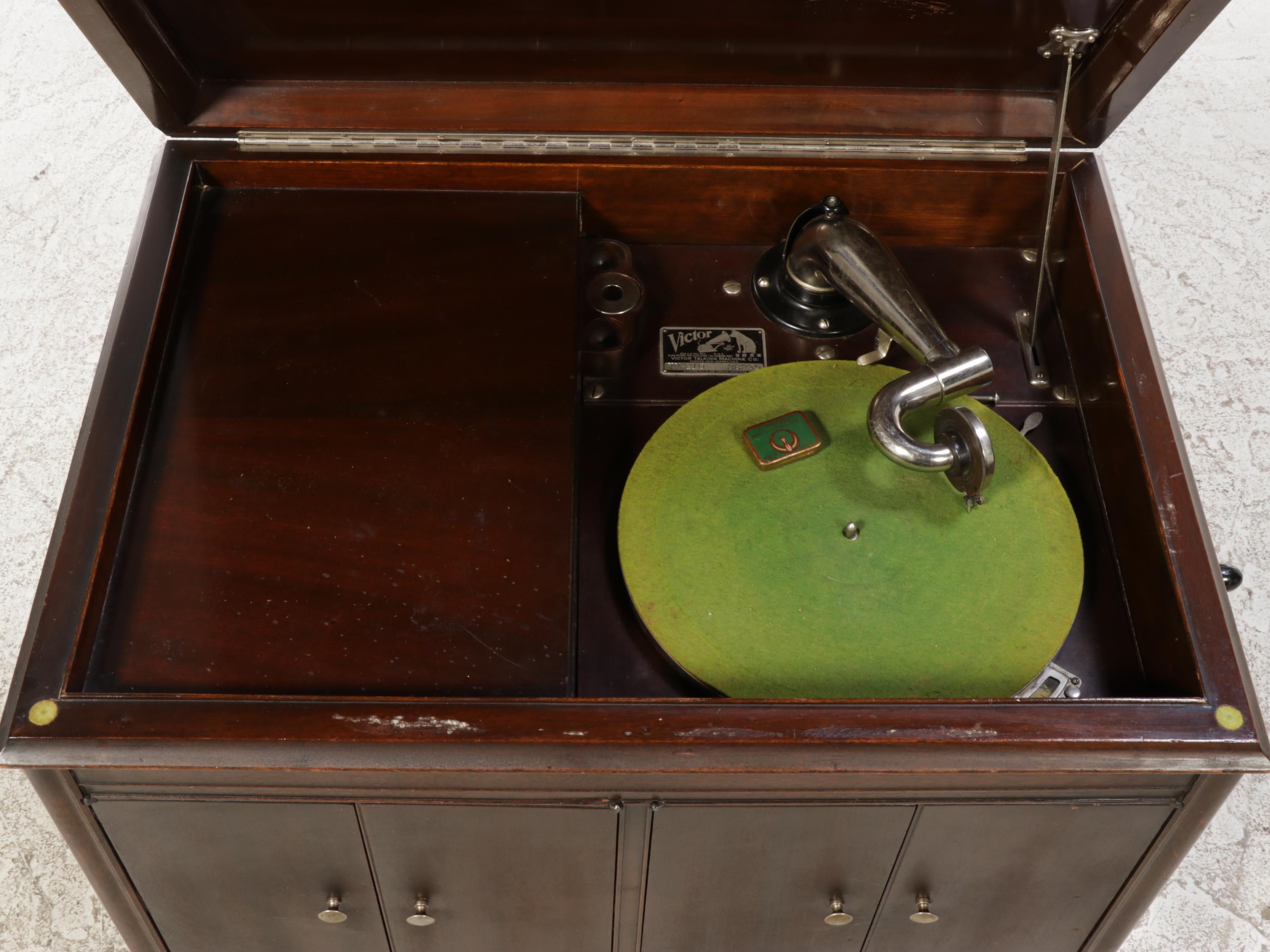 Victor Victrola Talking Machine VV-210 in Mahogany