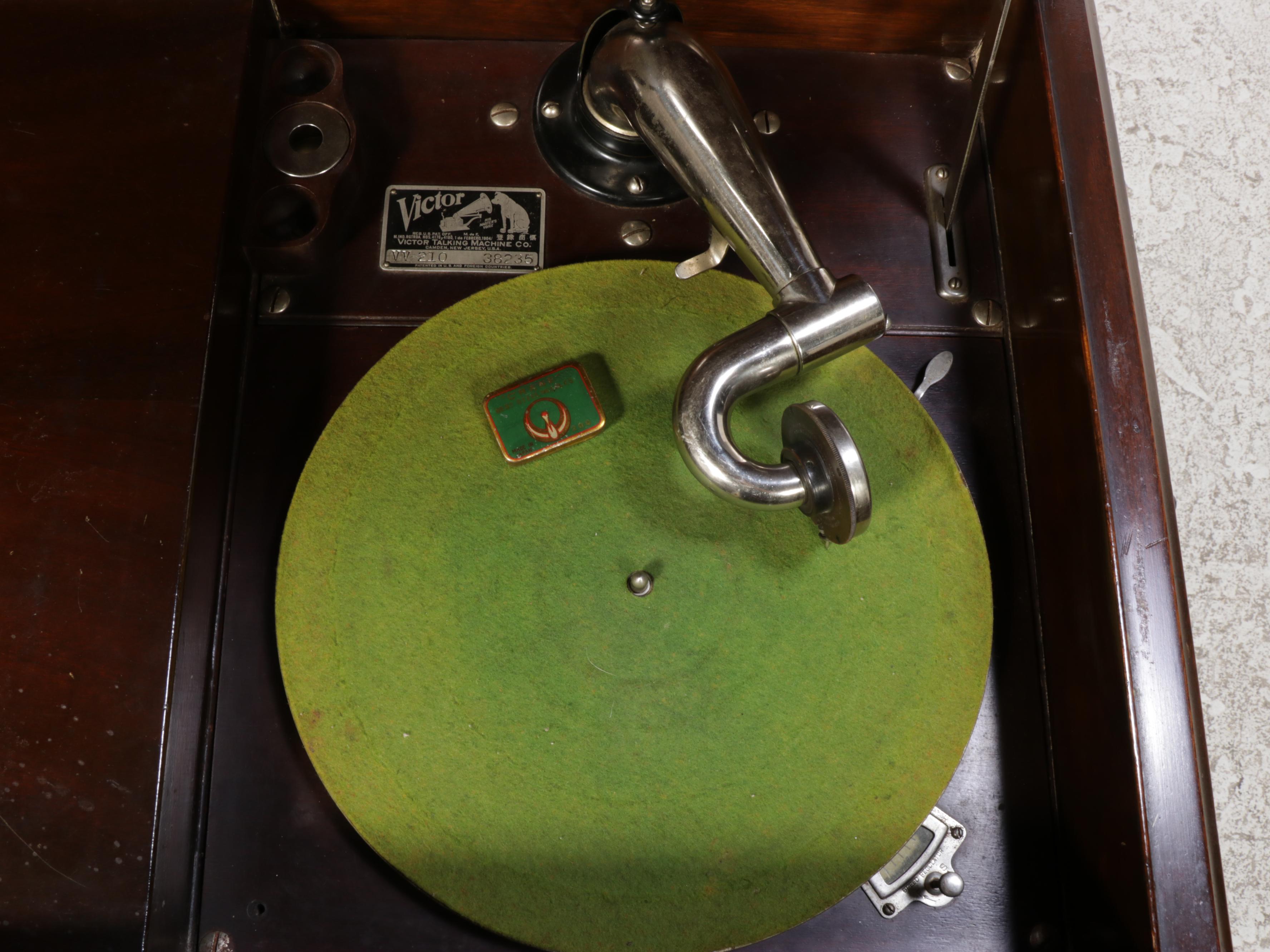 Victor Victrola Talking Machine VV-210 in Mahogany