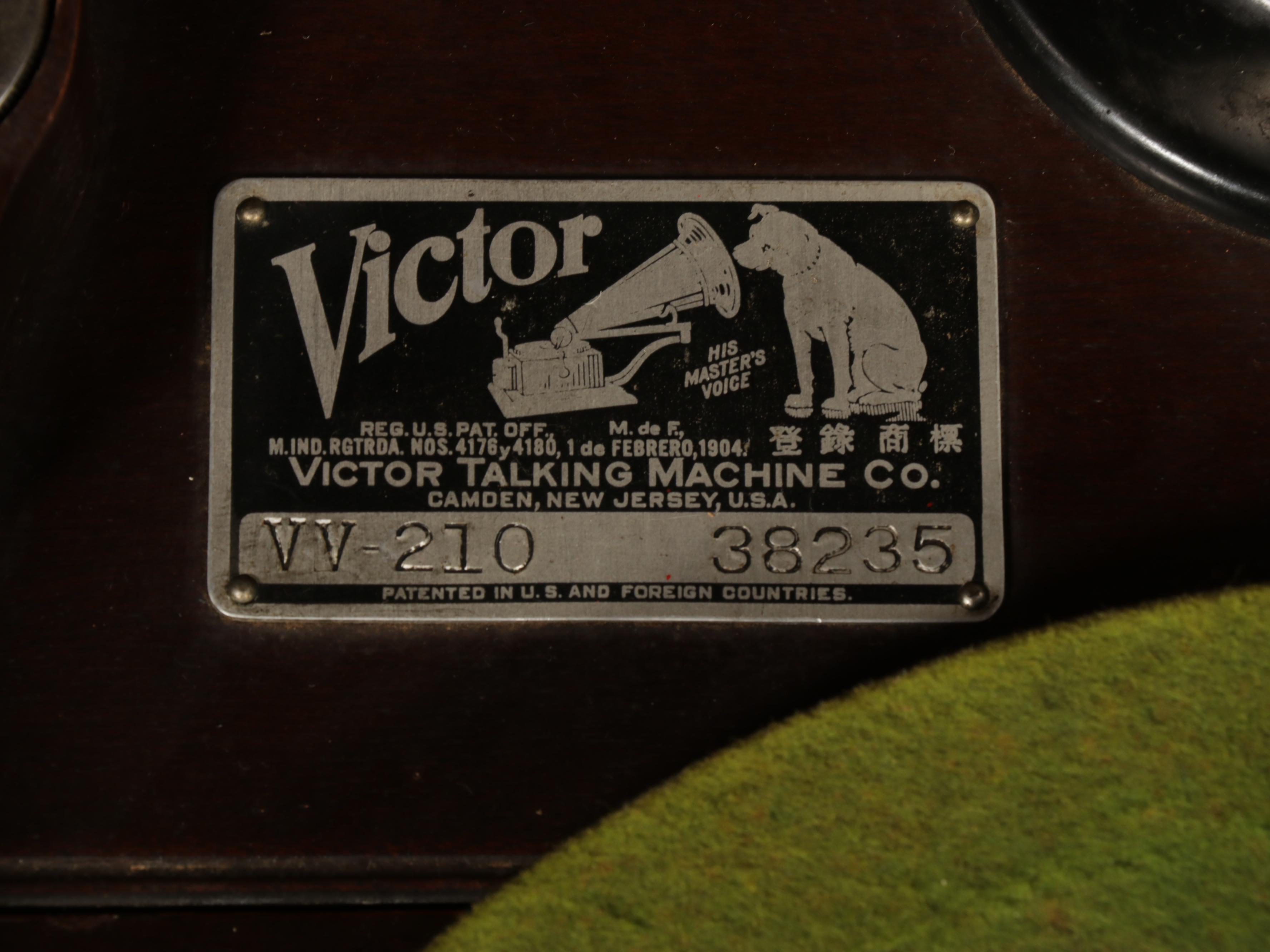Victor Victrola Talking Machine VV-210 in Mahogany