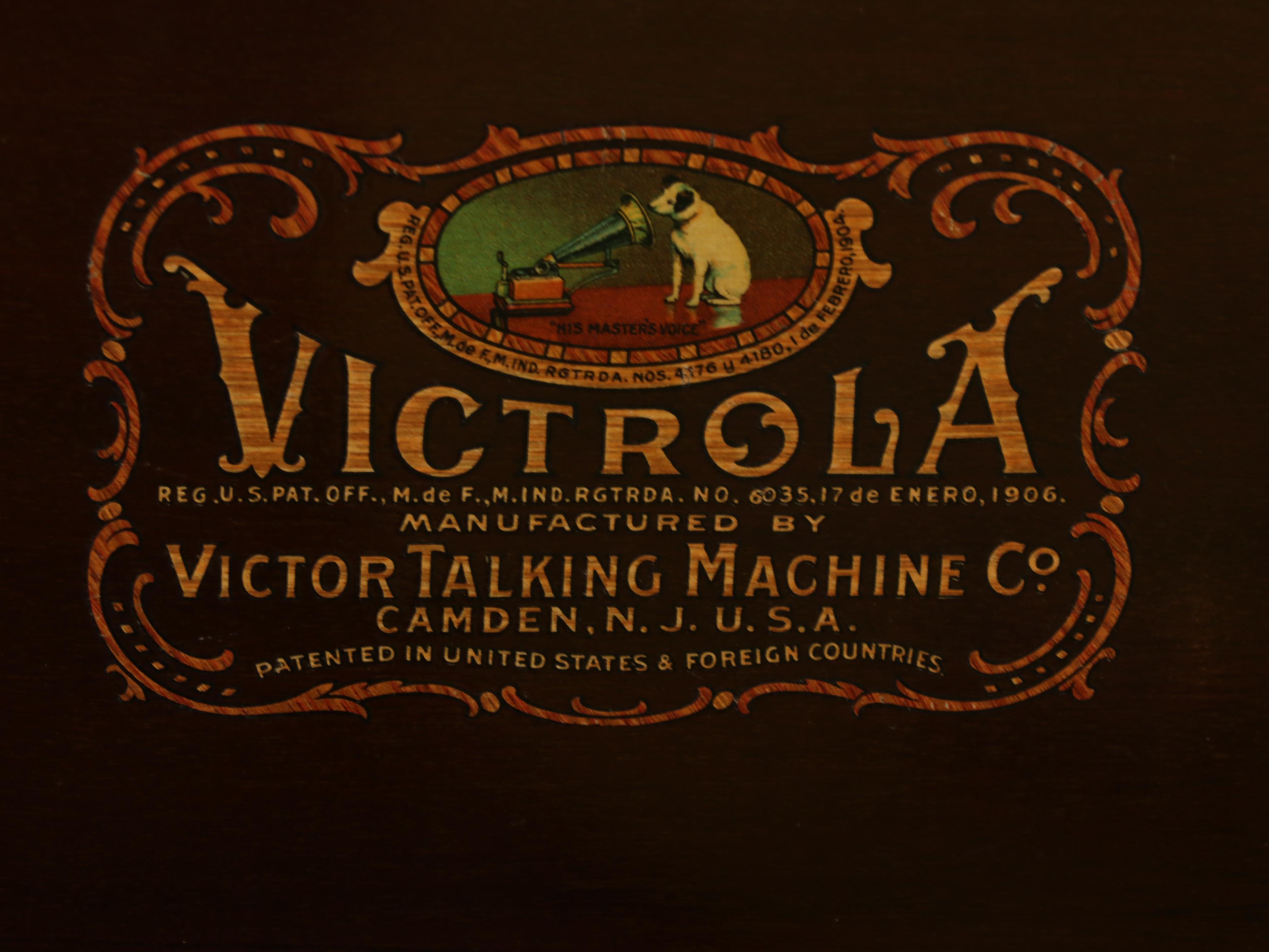 Victor Victrola Talking Machine VV-210 in Mahogany
