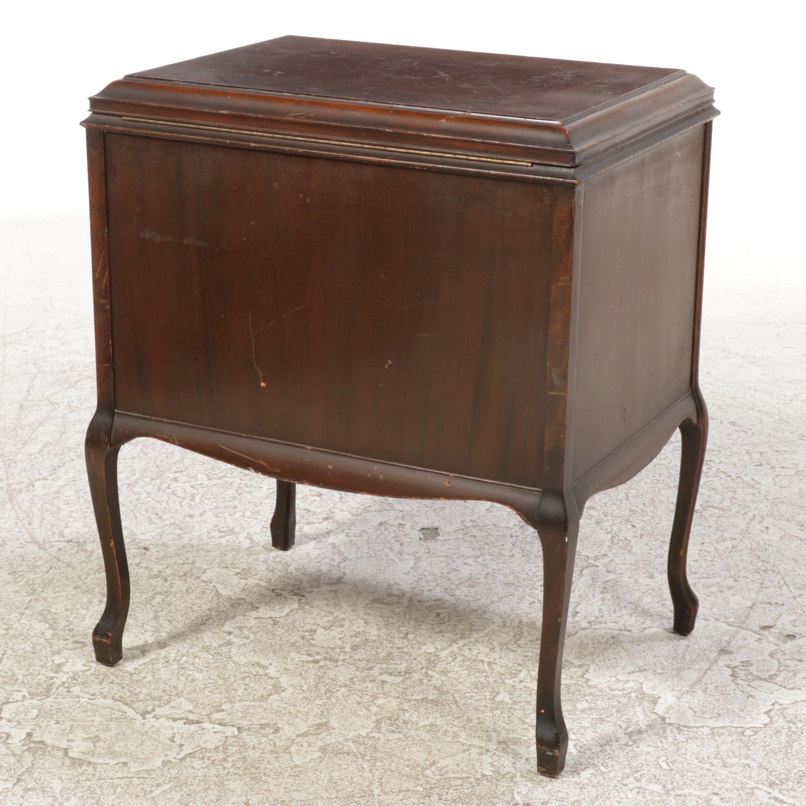 Victor Victrola Talking Machine VV-210 in Mahogany