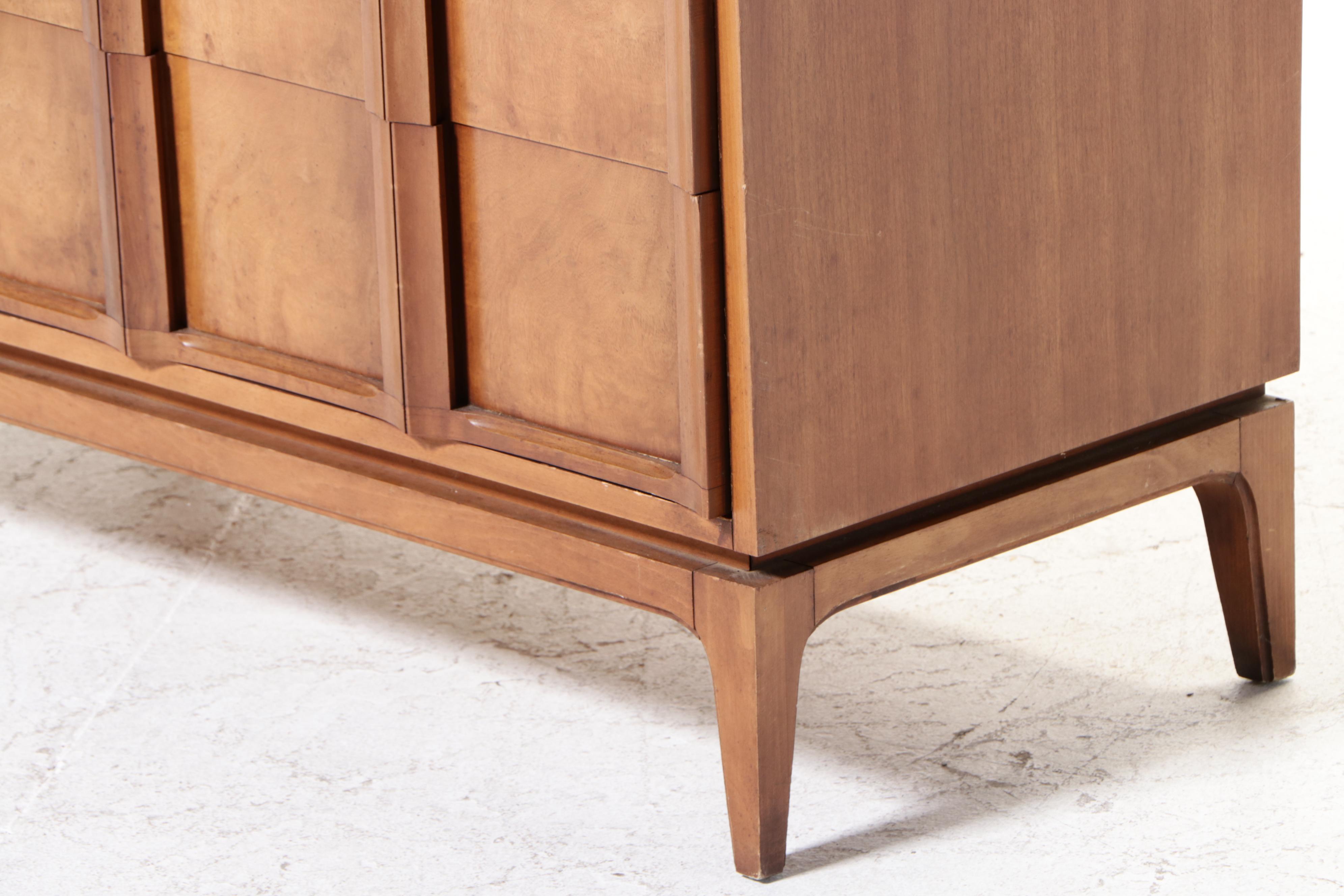 Thomasville Mid Century Modern Walnut Chest of Drawers