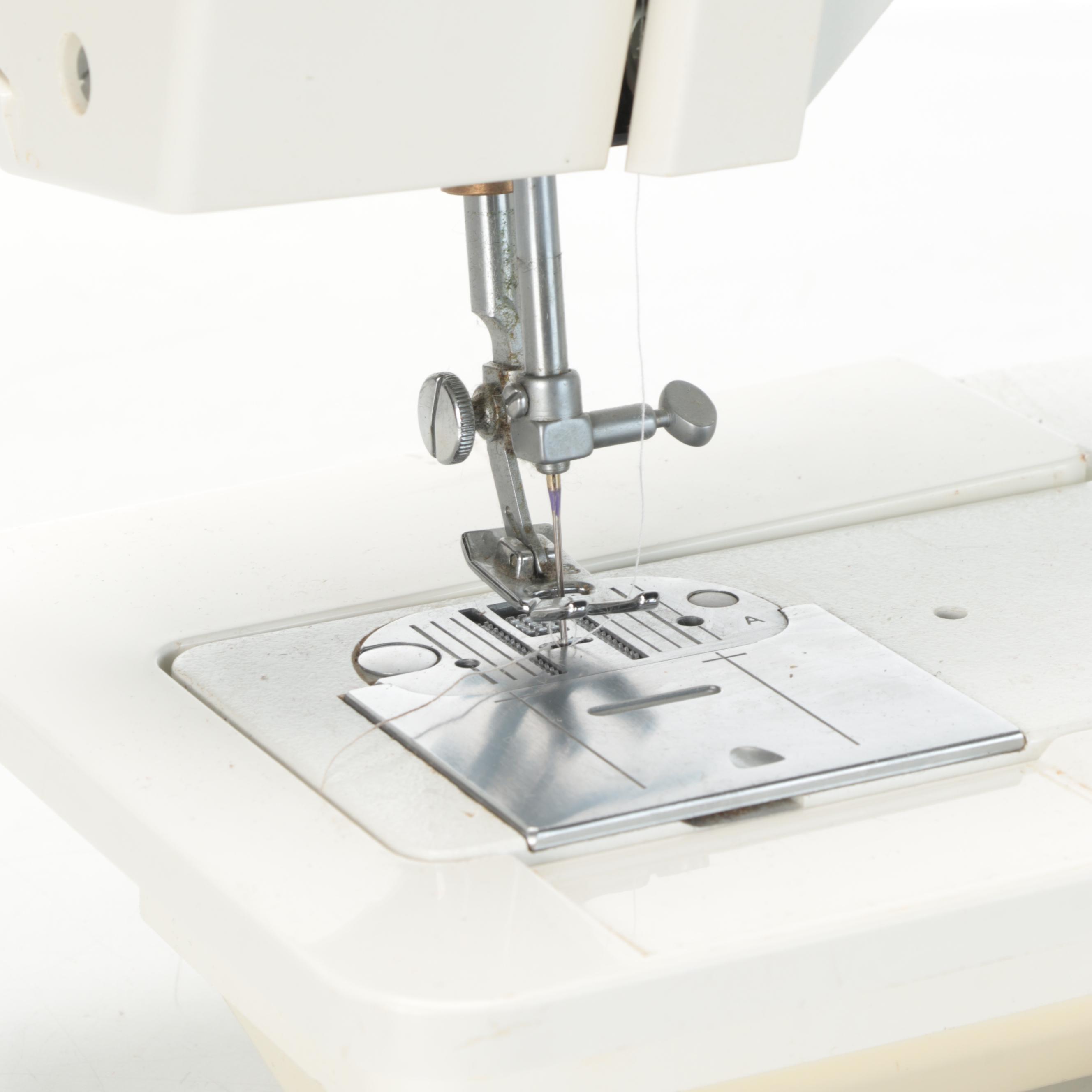 Singer Model 4562 Sewing Machine With Dritz and Uchida Cutting Mats