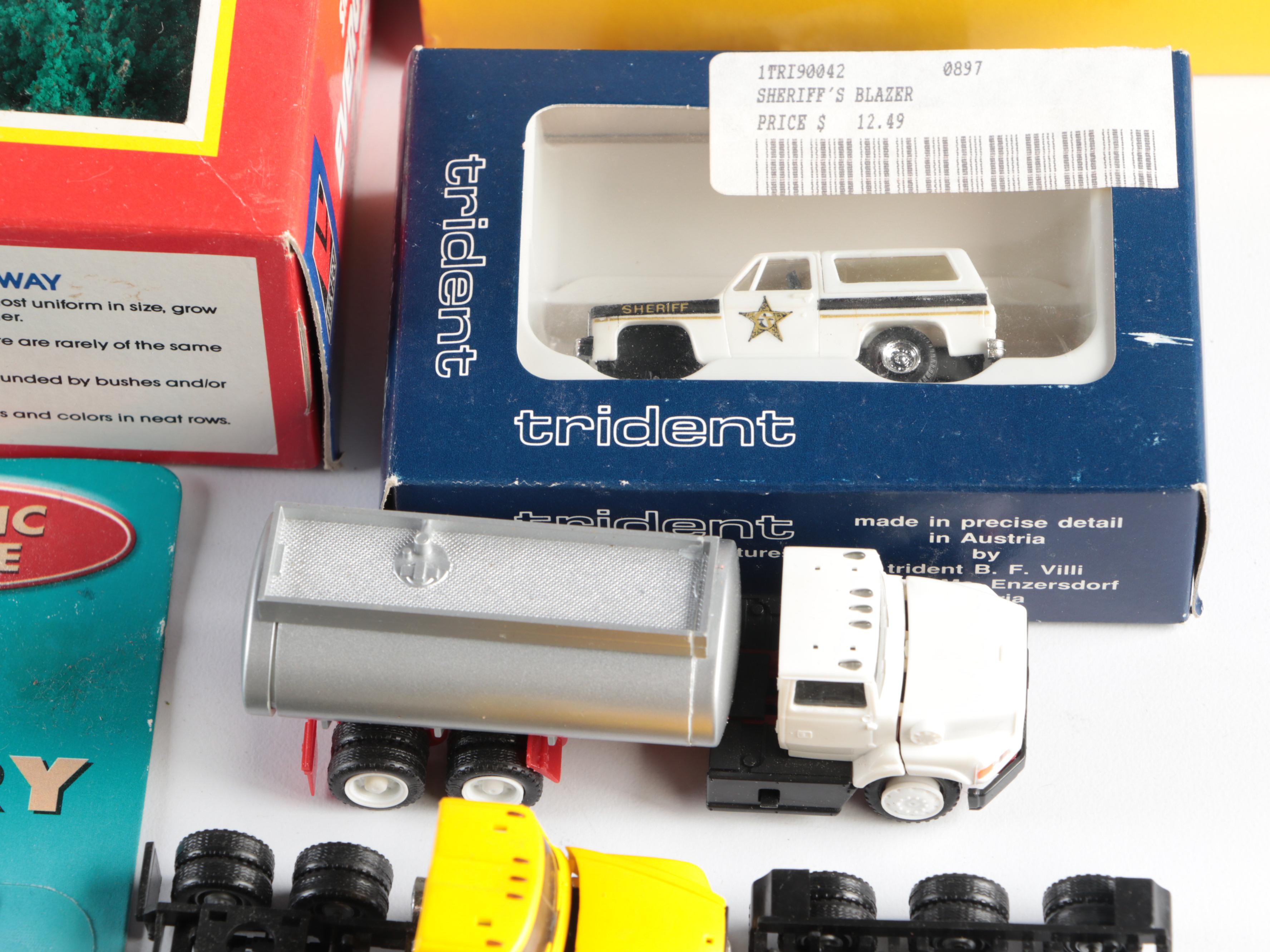 Tyco Train Cars with Life-Like Trains Railroad Signals and More